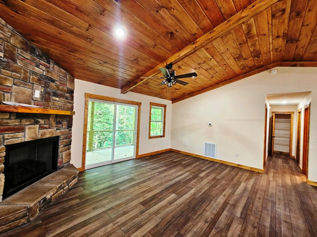 Gas log Fire place. High ceilings