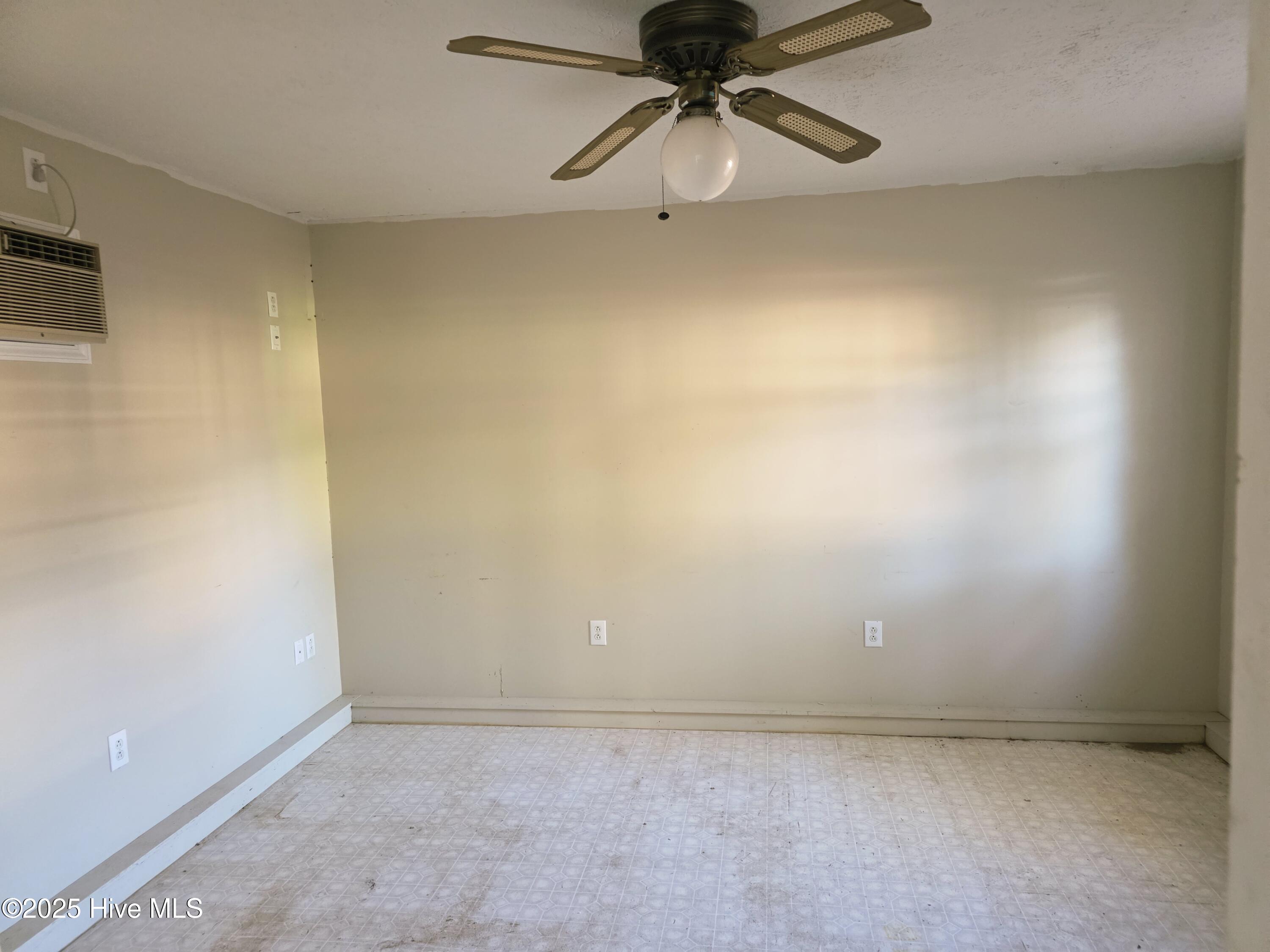 100544100 | Photo 23