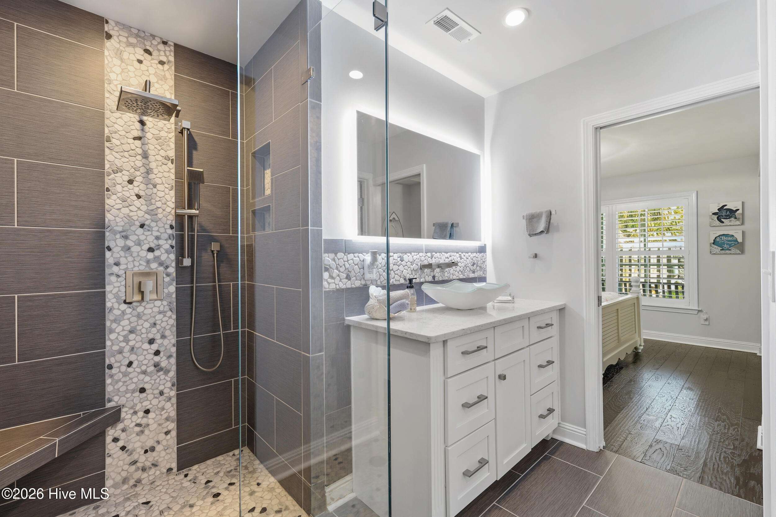 100567989 | Photo 33