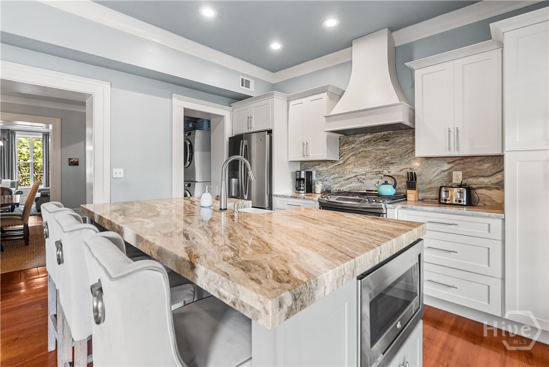 Gorgeous with eating bar. Great for entertaining.