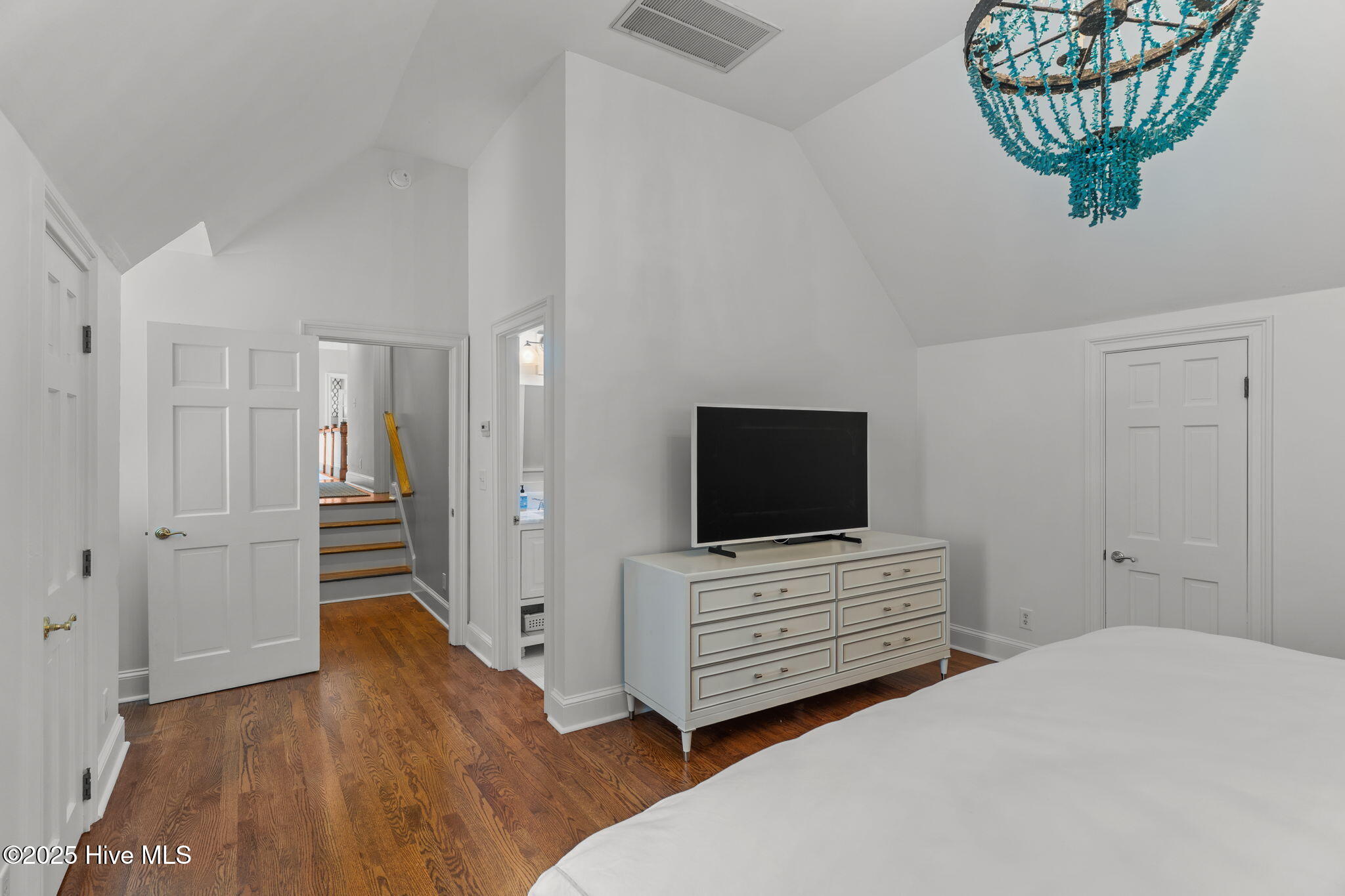 100537269 | Photo 62