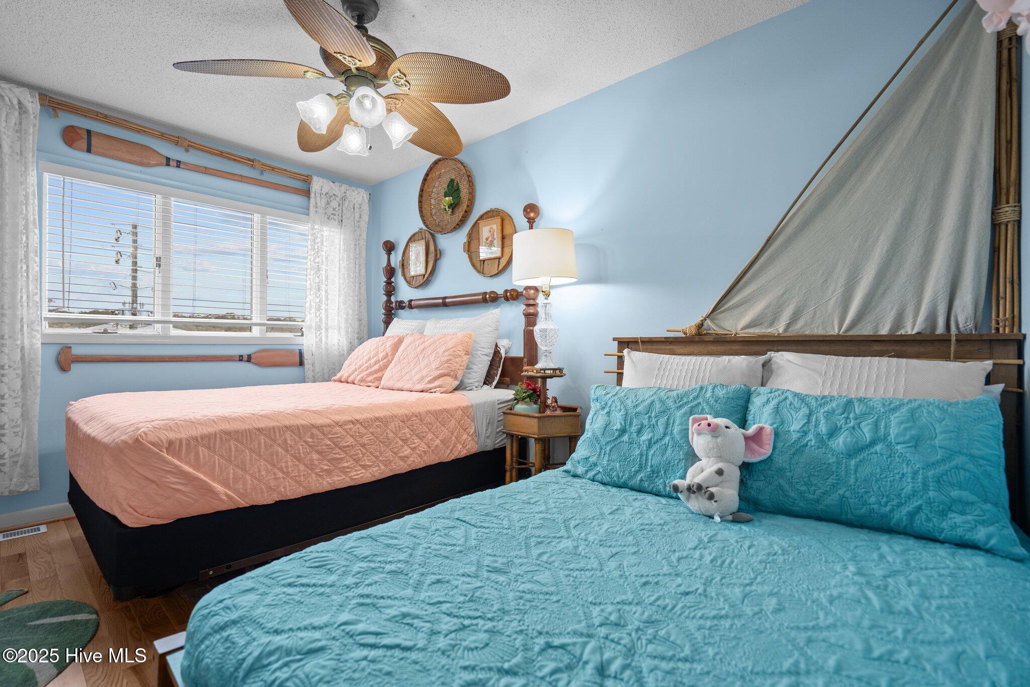 100564100 | Photo 36