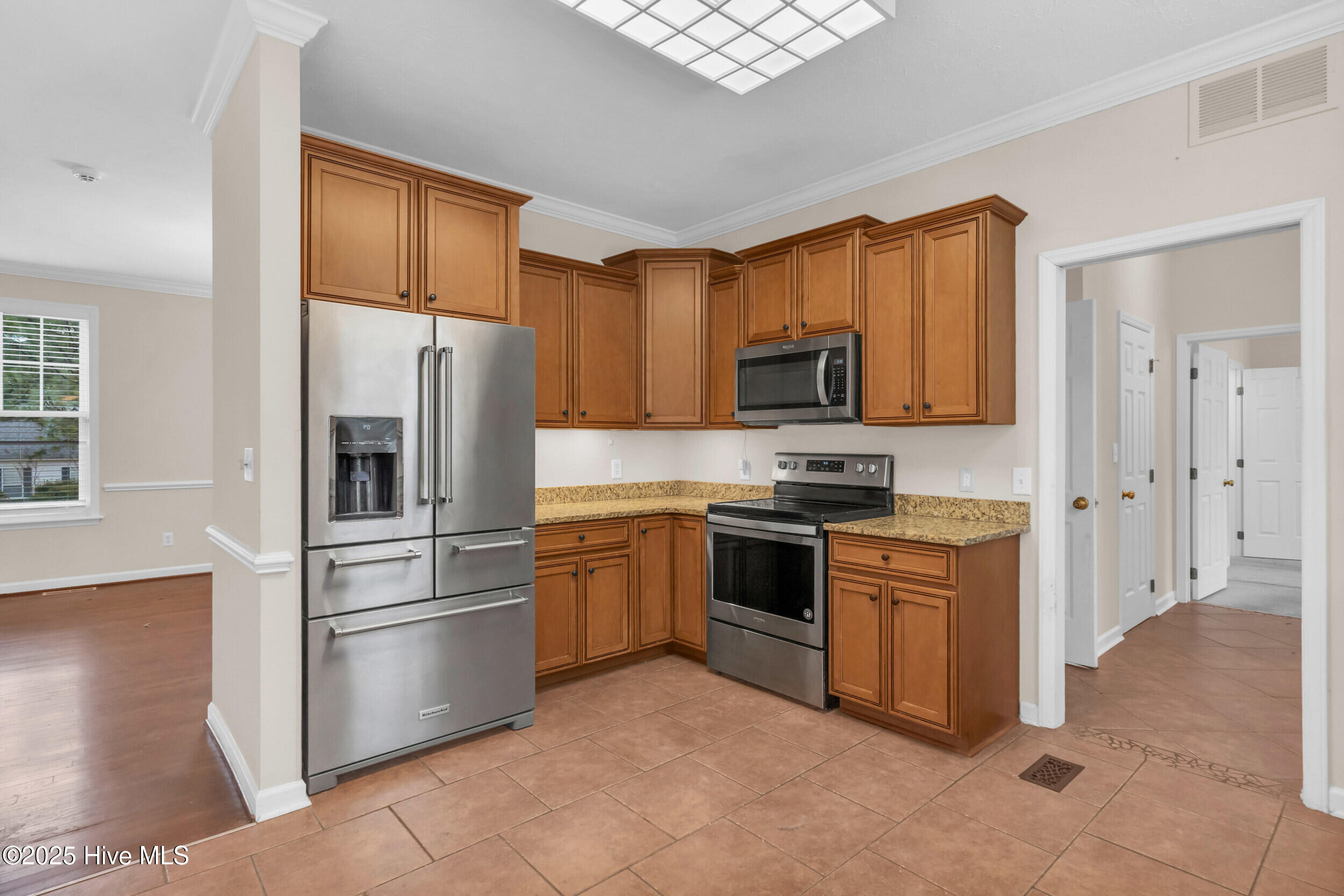 100545048 | Photo 14