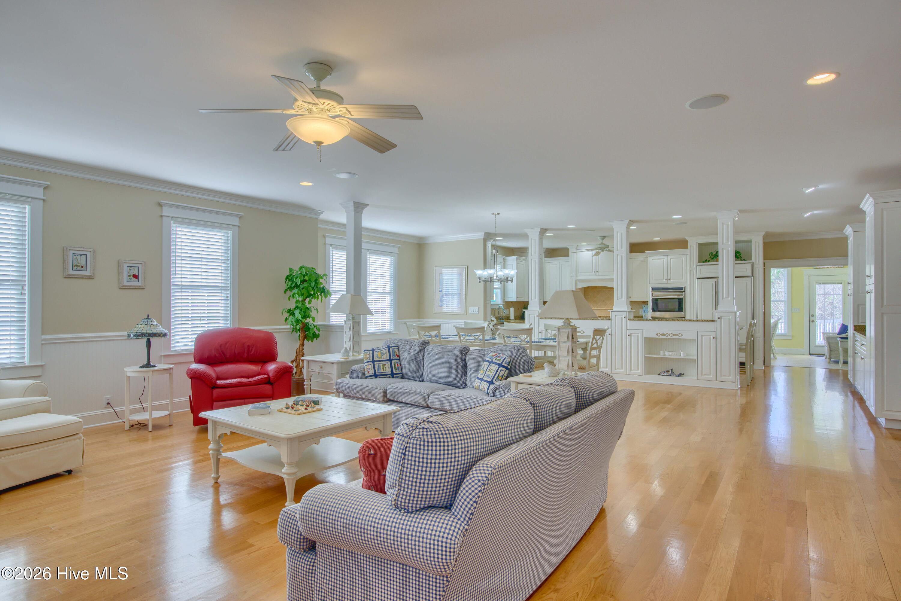 100549111 | Photo 30