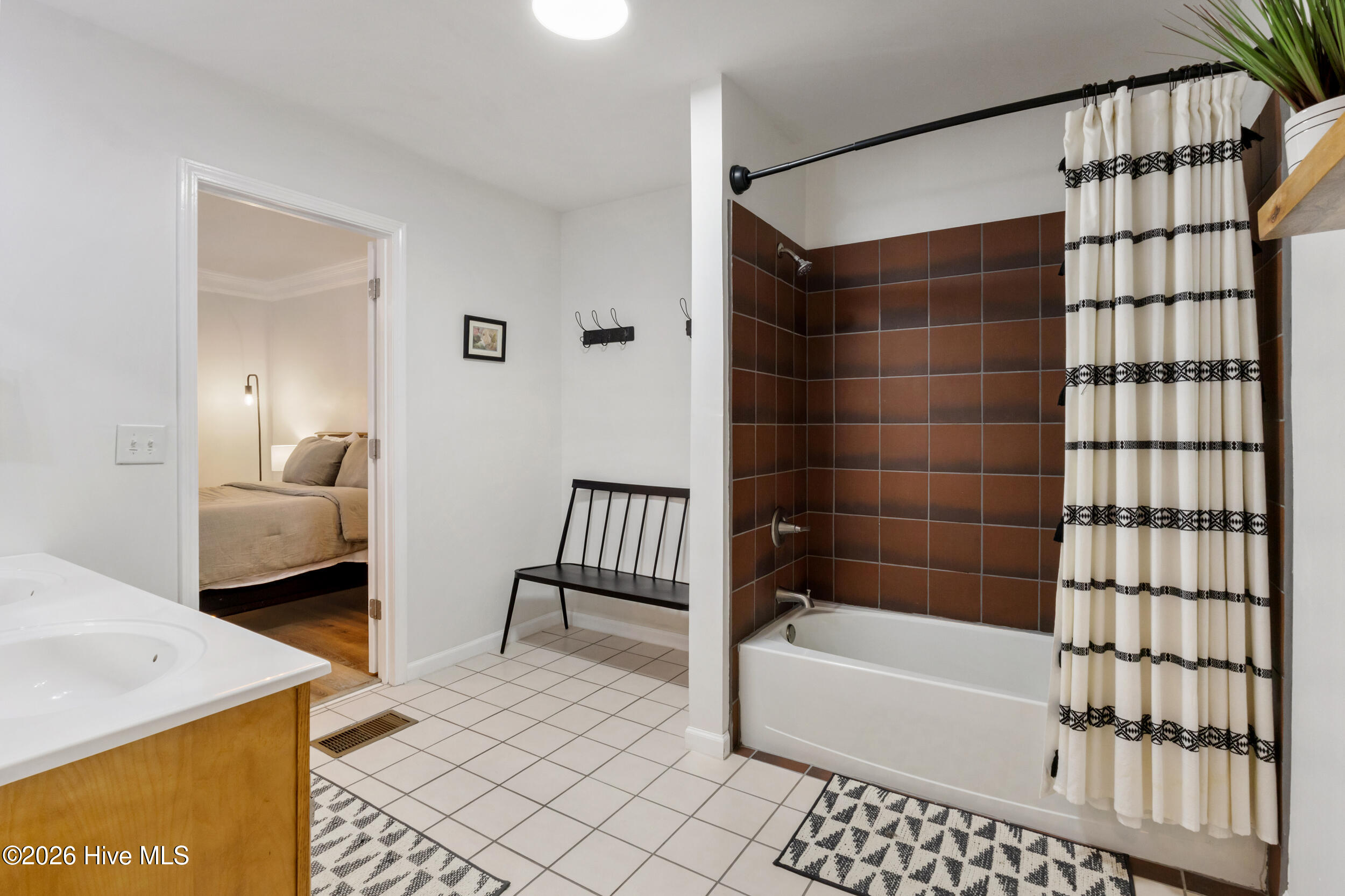 100565367 | Photo 22