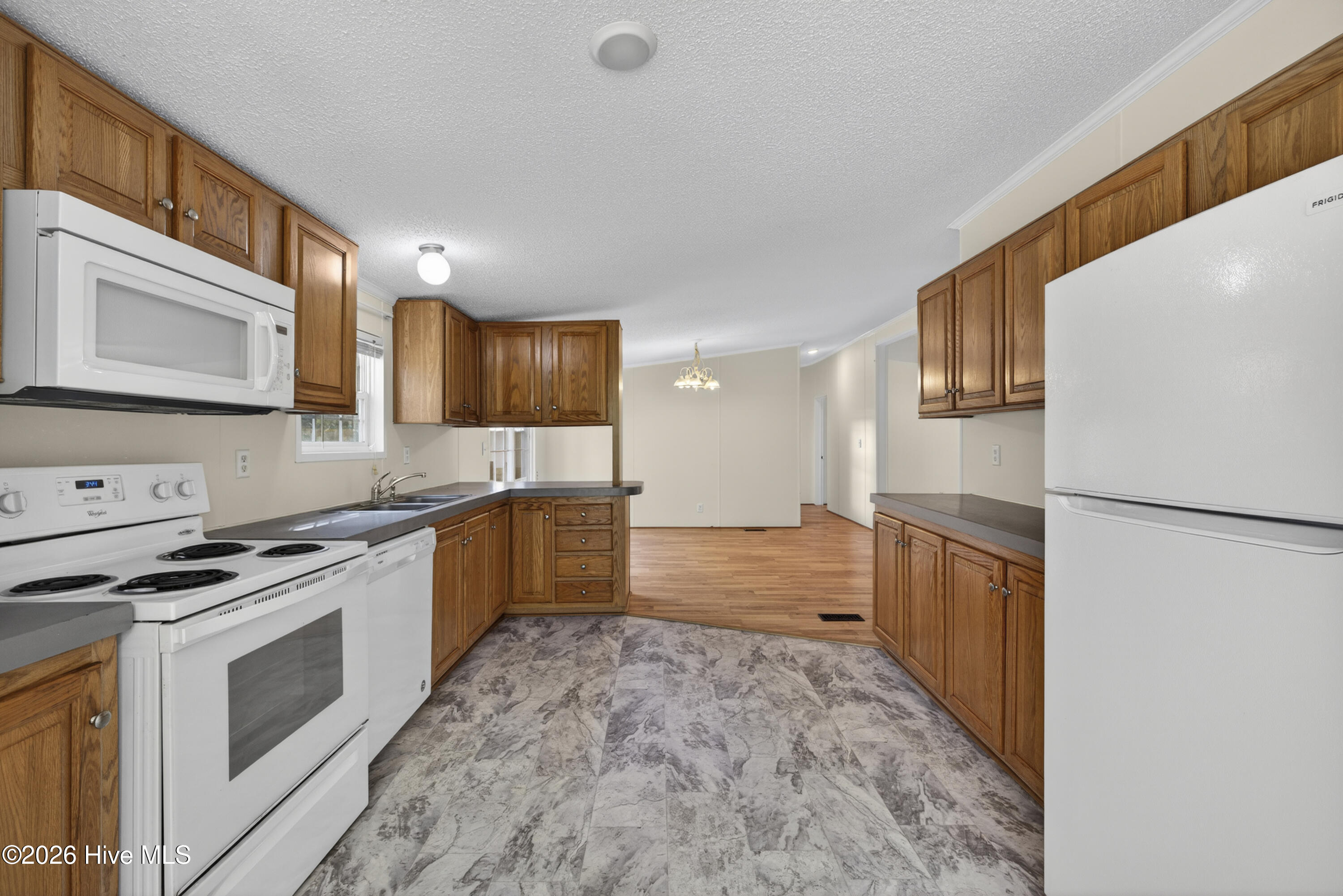 100566383 | Photo 11