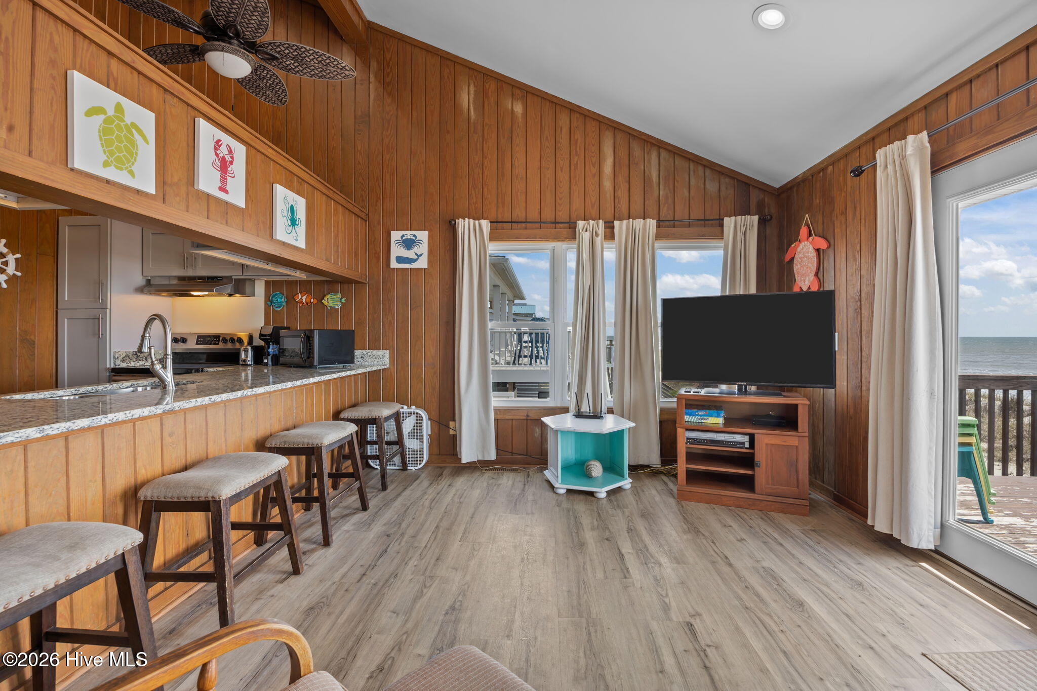 100565925 | Photo 28