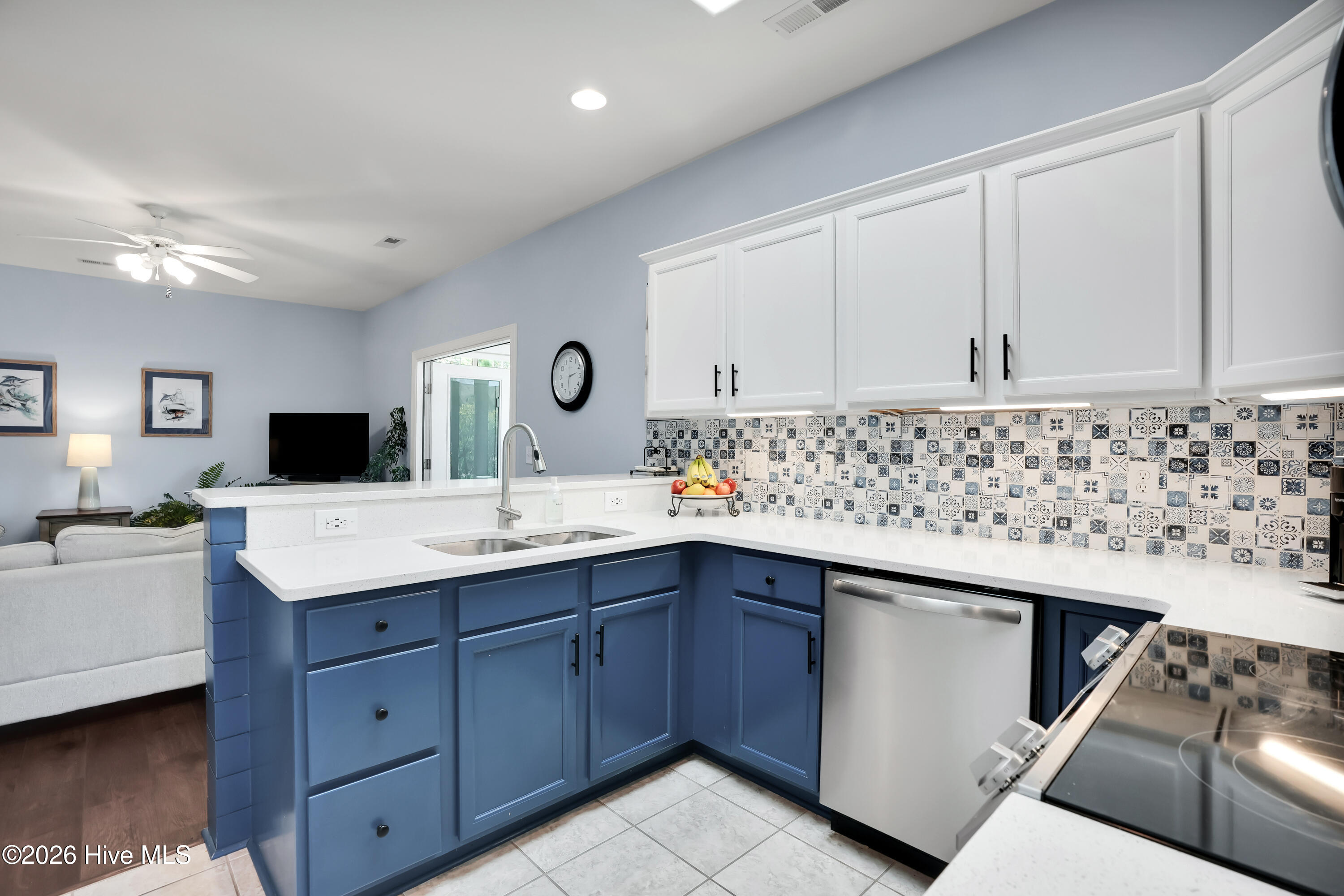 100561056 | Photo 10