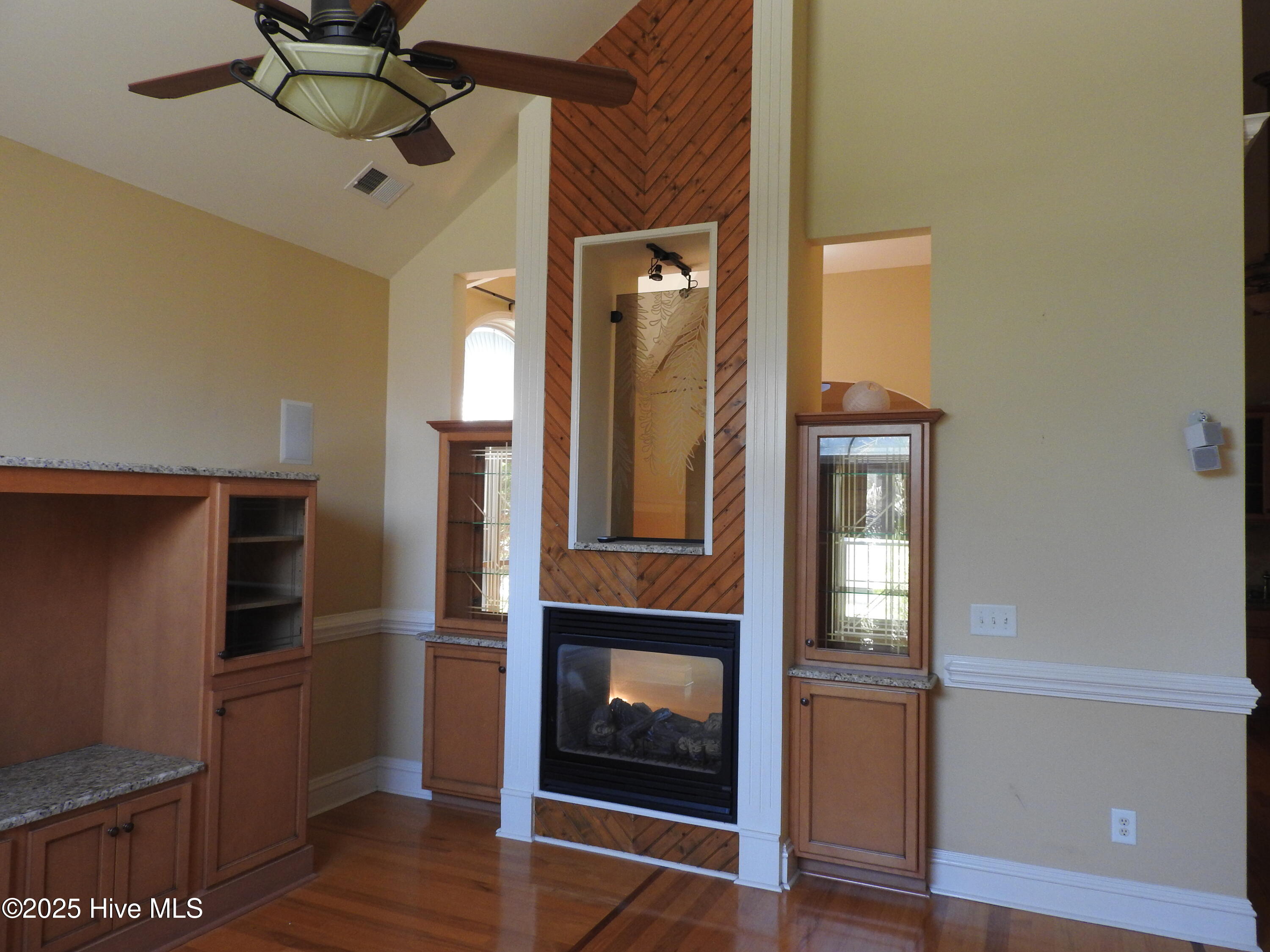 100520083 | Photo 11