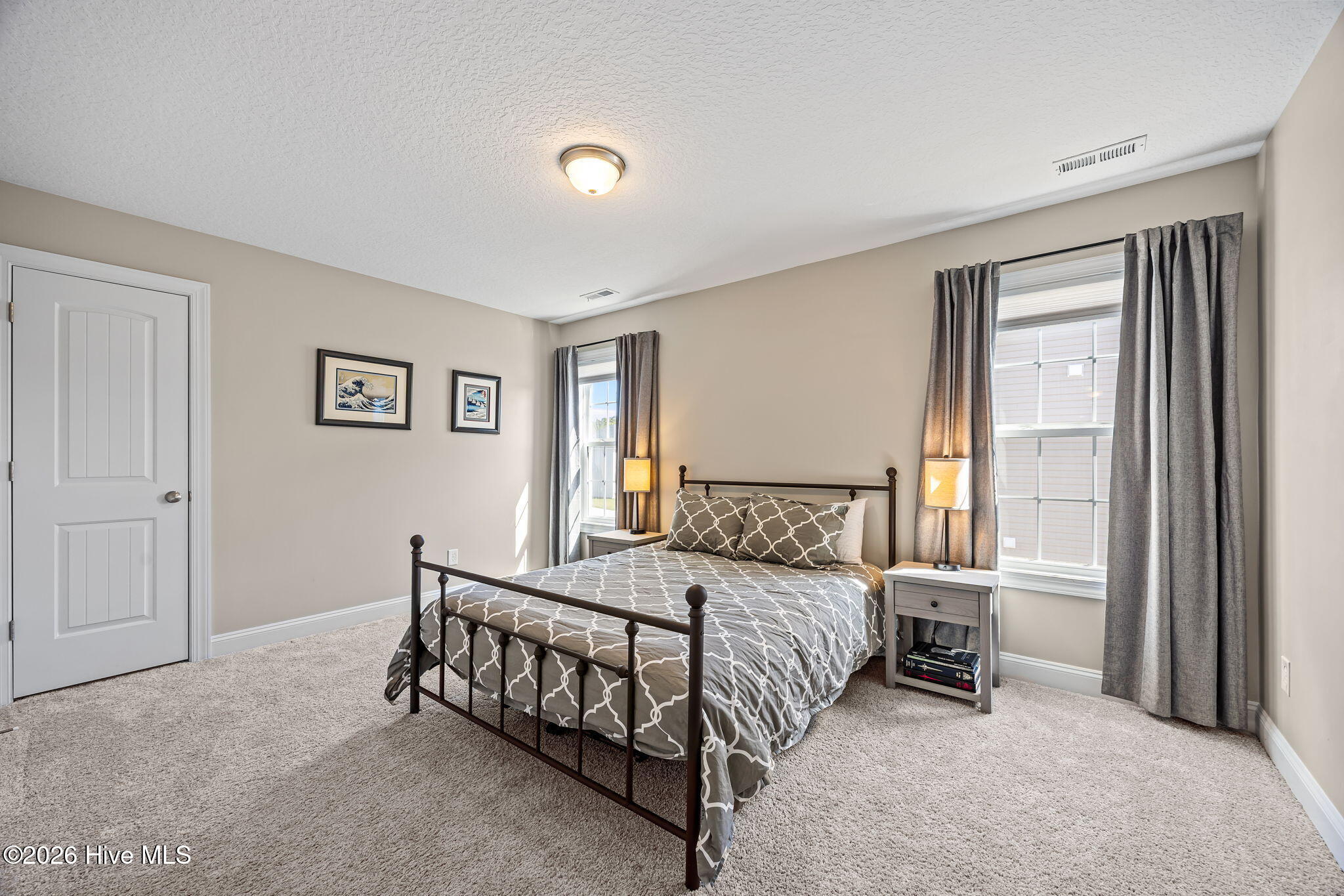 100566991 | Photo 34