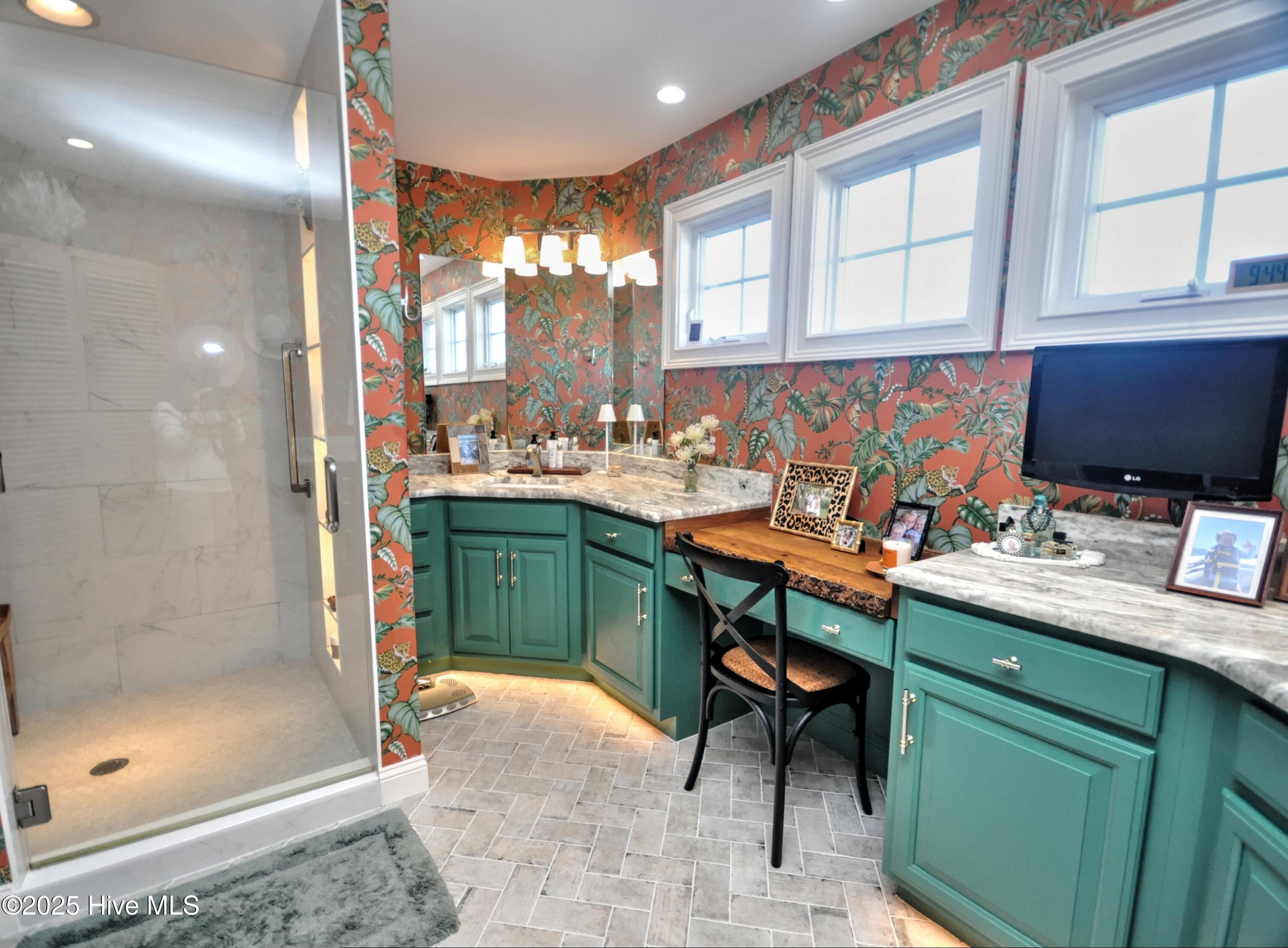 100537753 | Photo 38