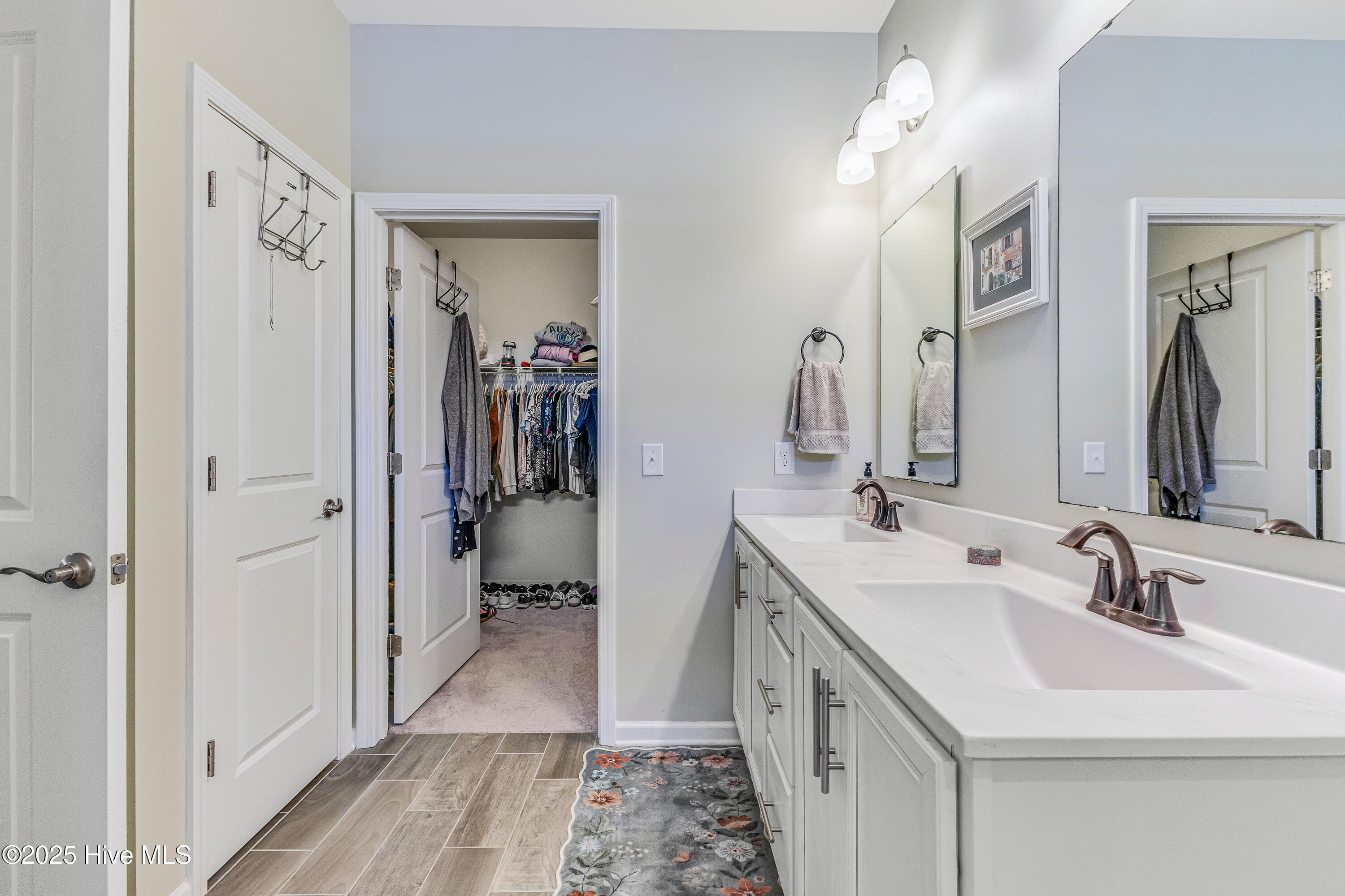 100547068 | Photo 24