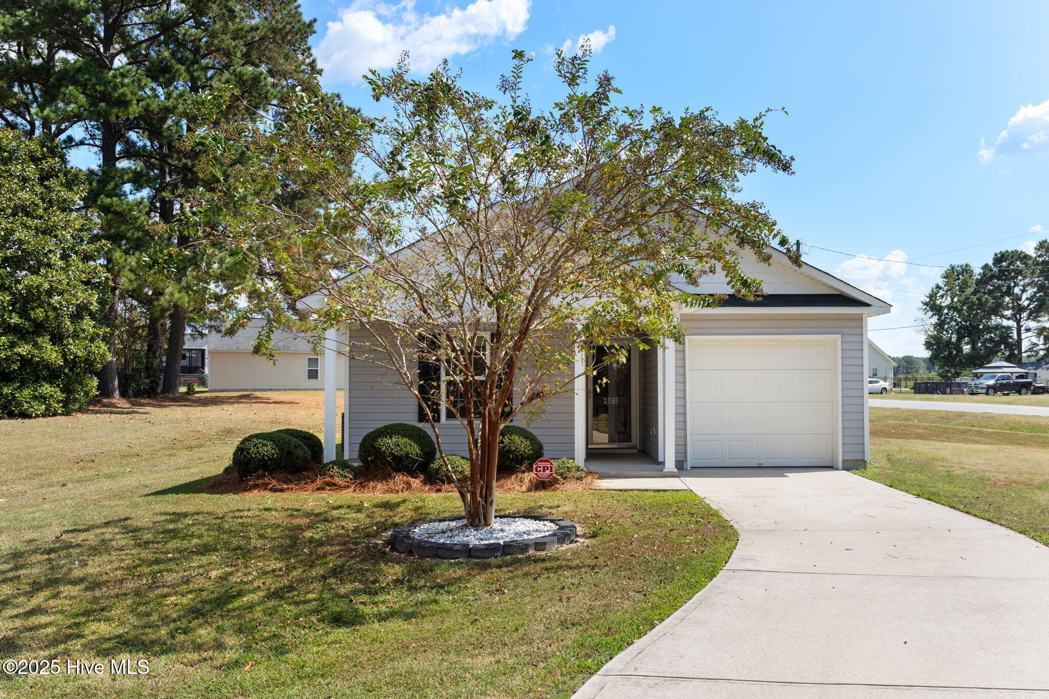 16-web-or-mls-2585-w-raleigh-blvd