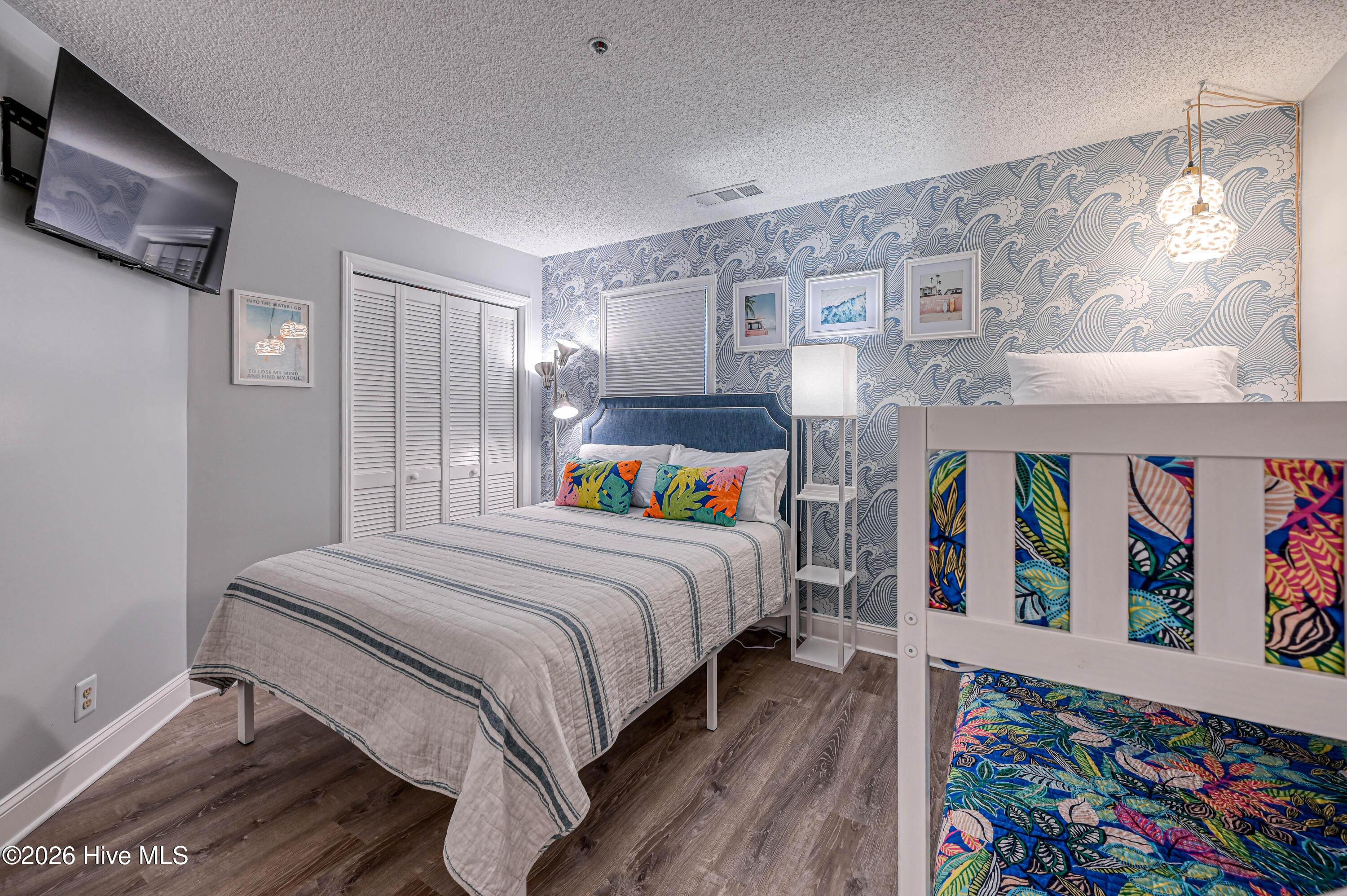 100568256 | Photo 37