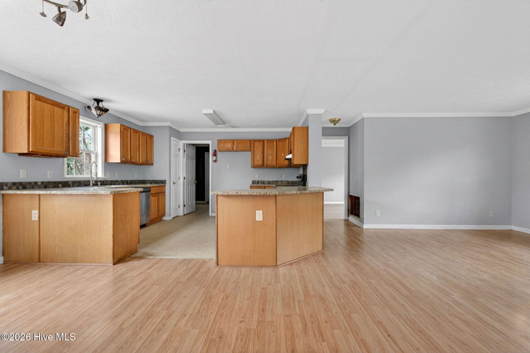 100570650 | Photo 22