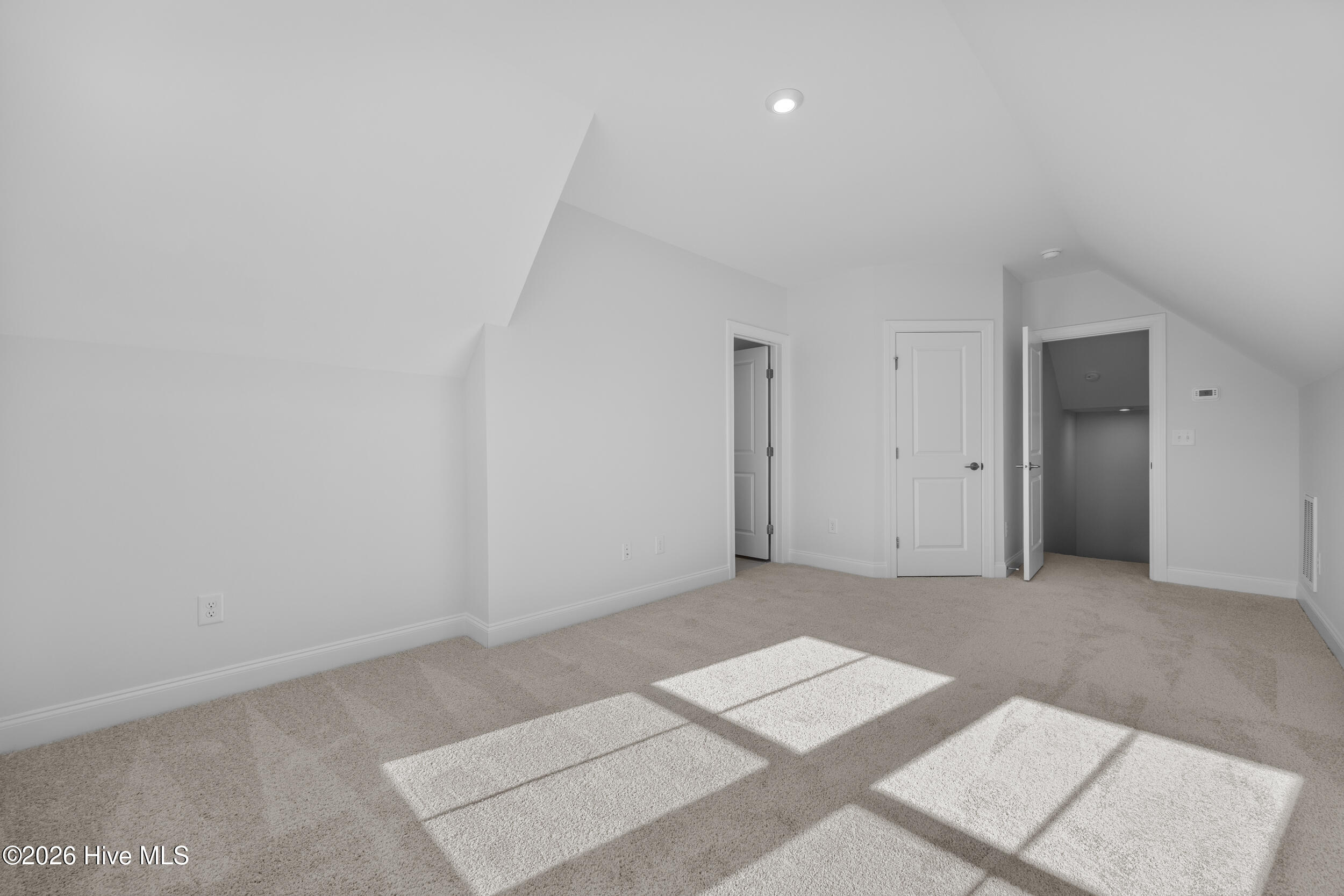 100527053 | Photo 42