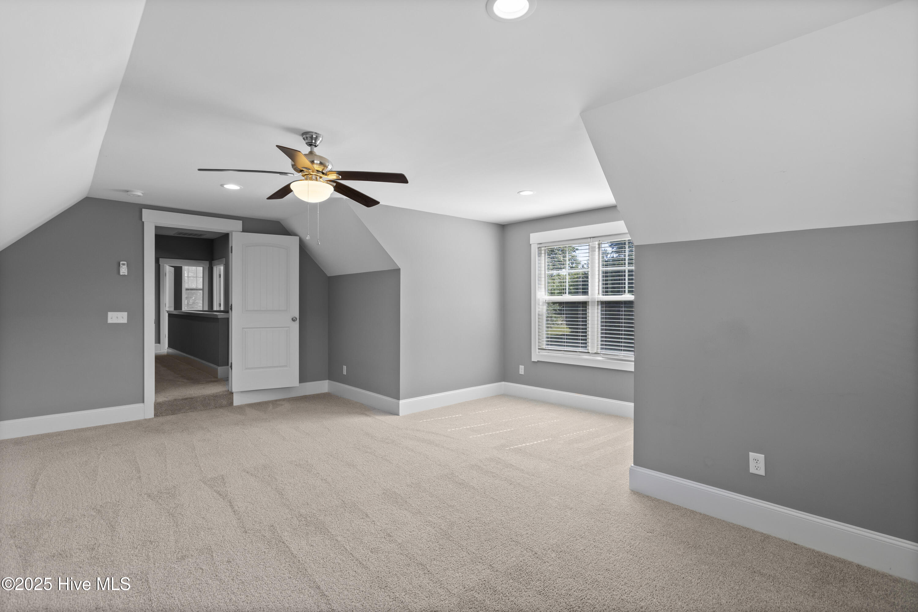 100569524 | Photo 26