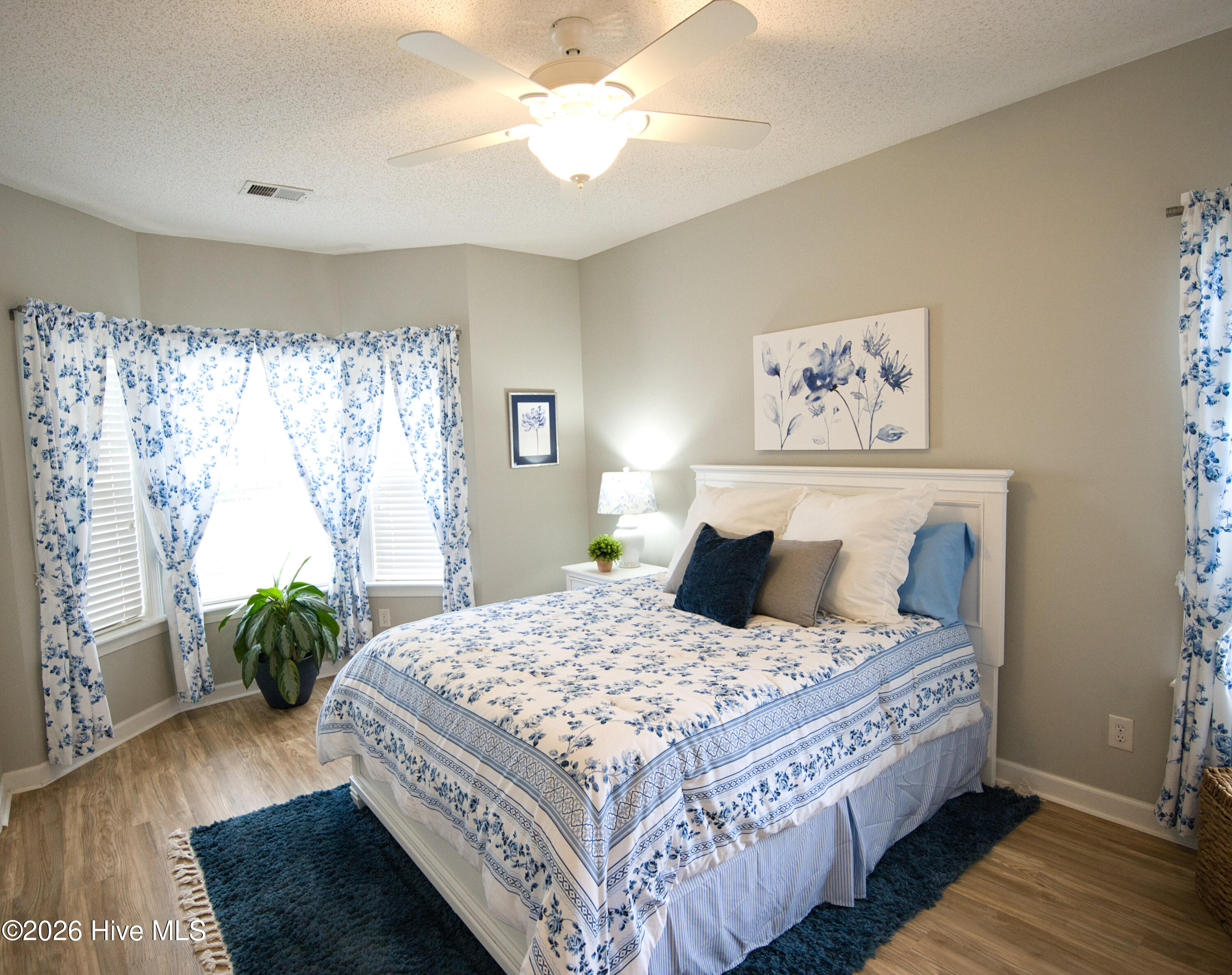 100558044 | Photo 40