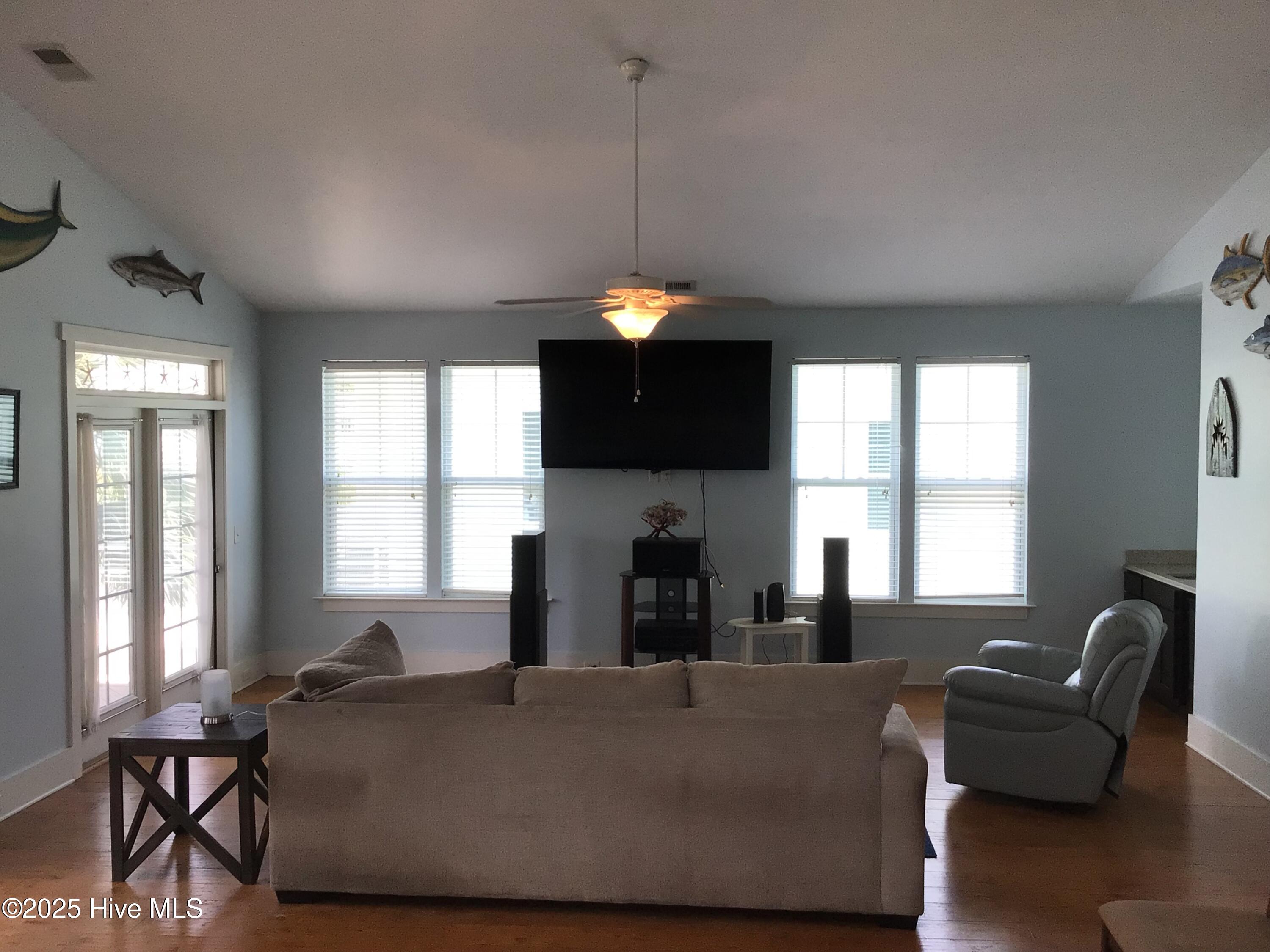 100508698 | Photo 10