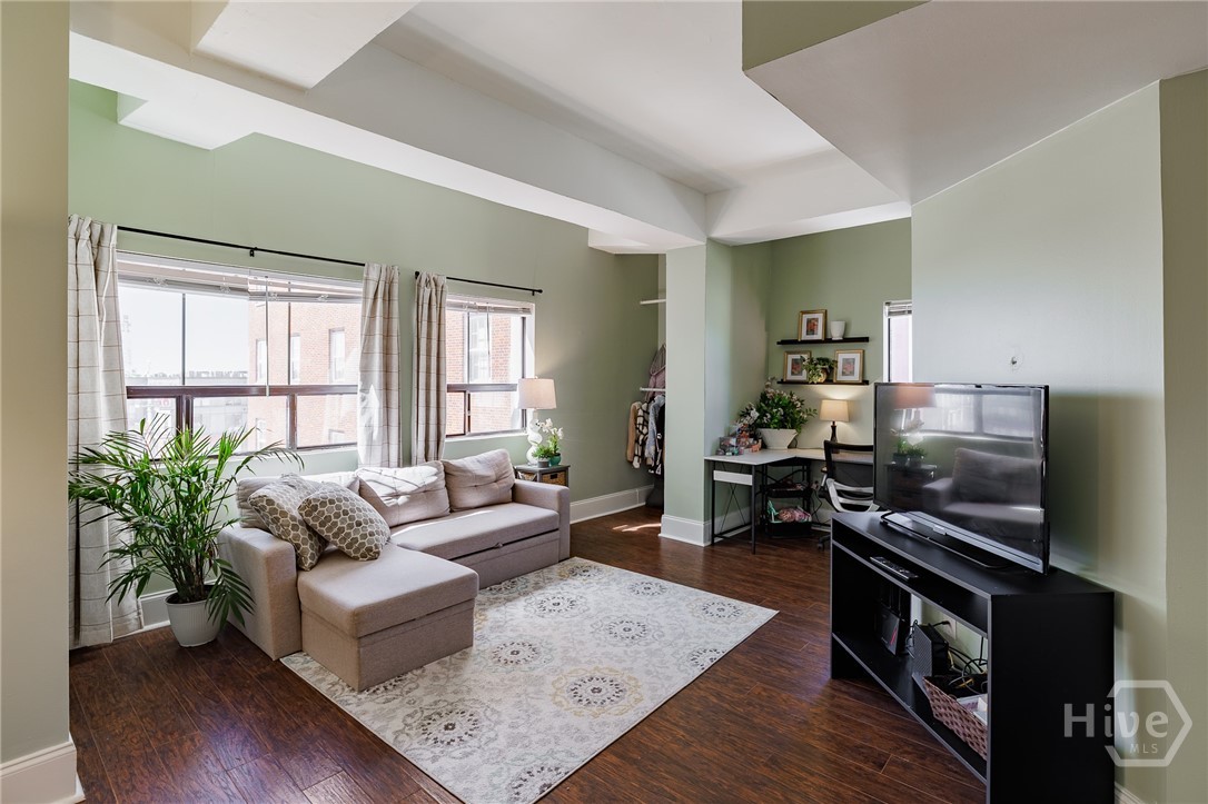 131 Broad Street E 707