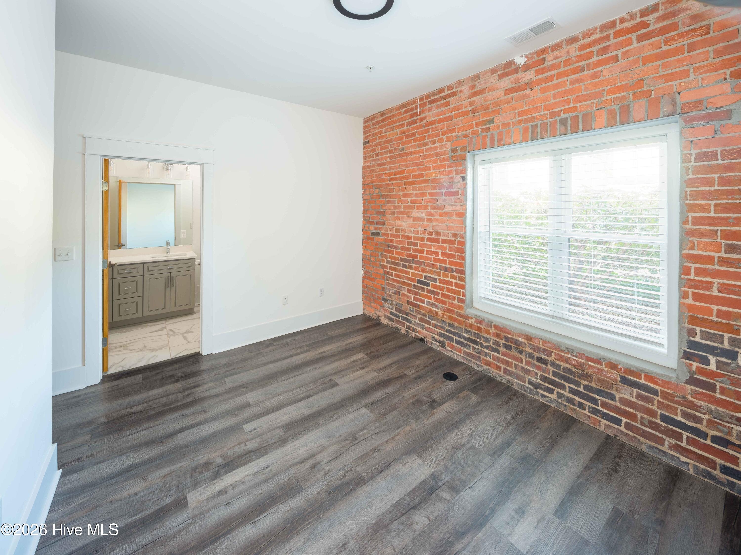 100549852 | Photo 42