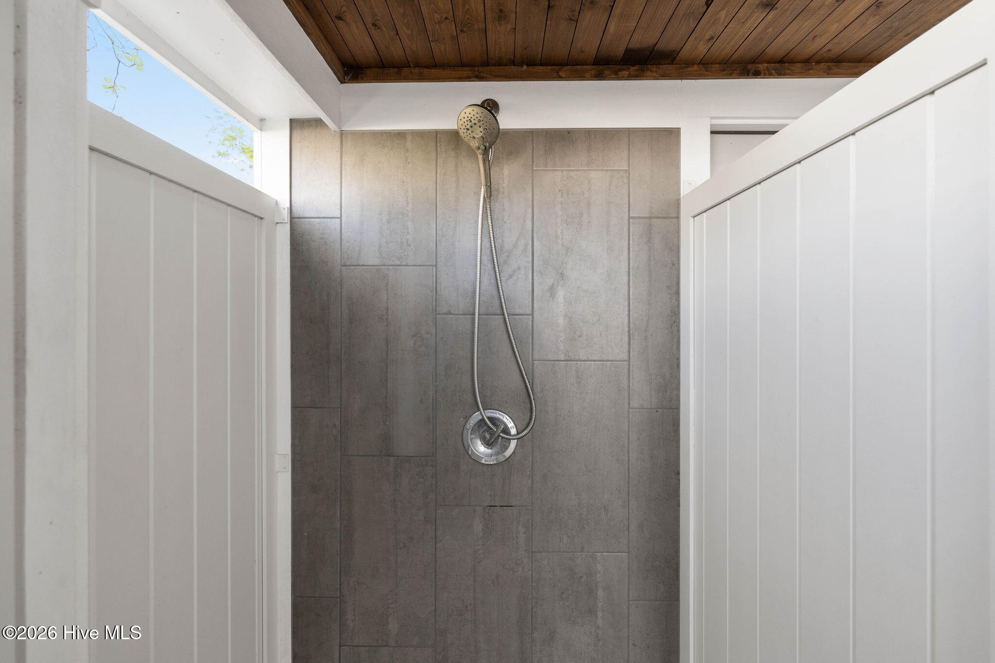 100565975 | Photo 42