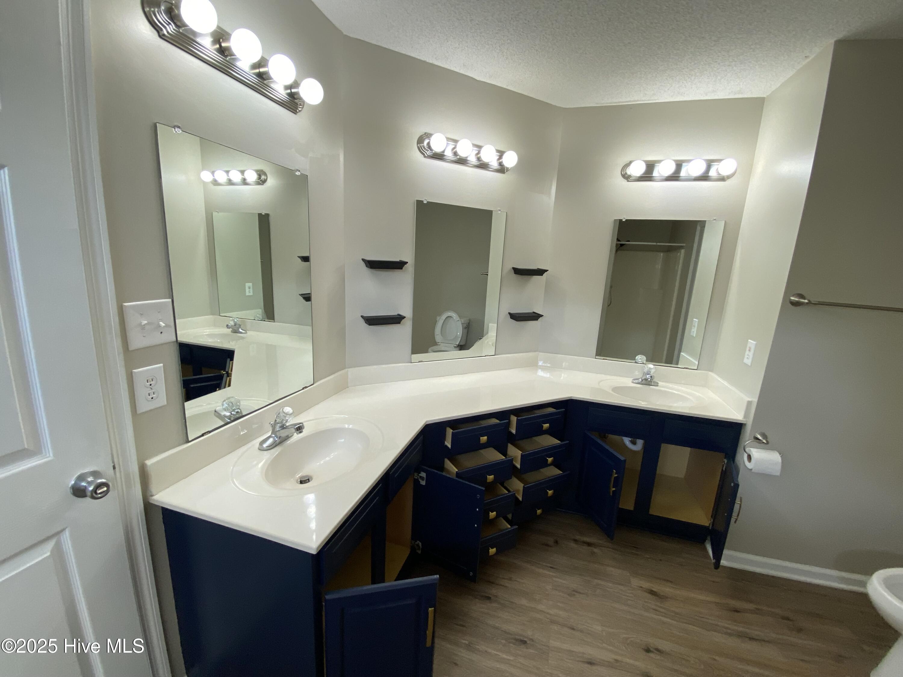 100547023 | Photo 16