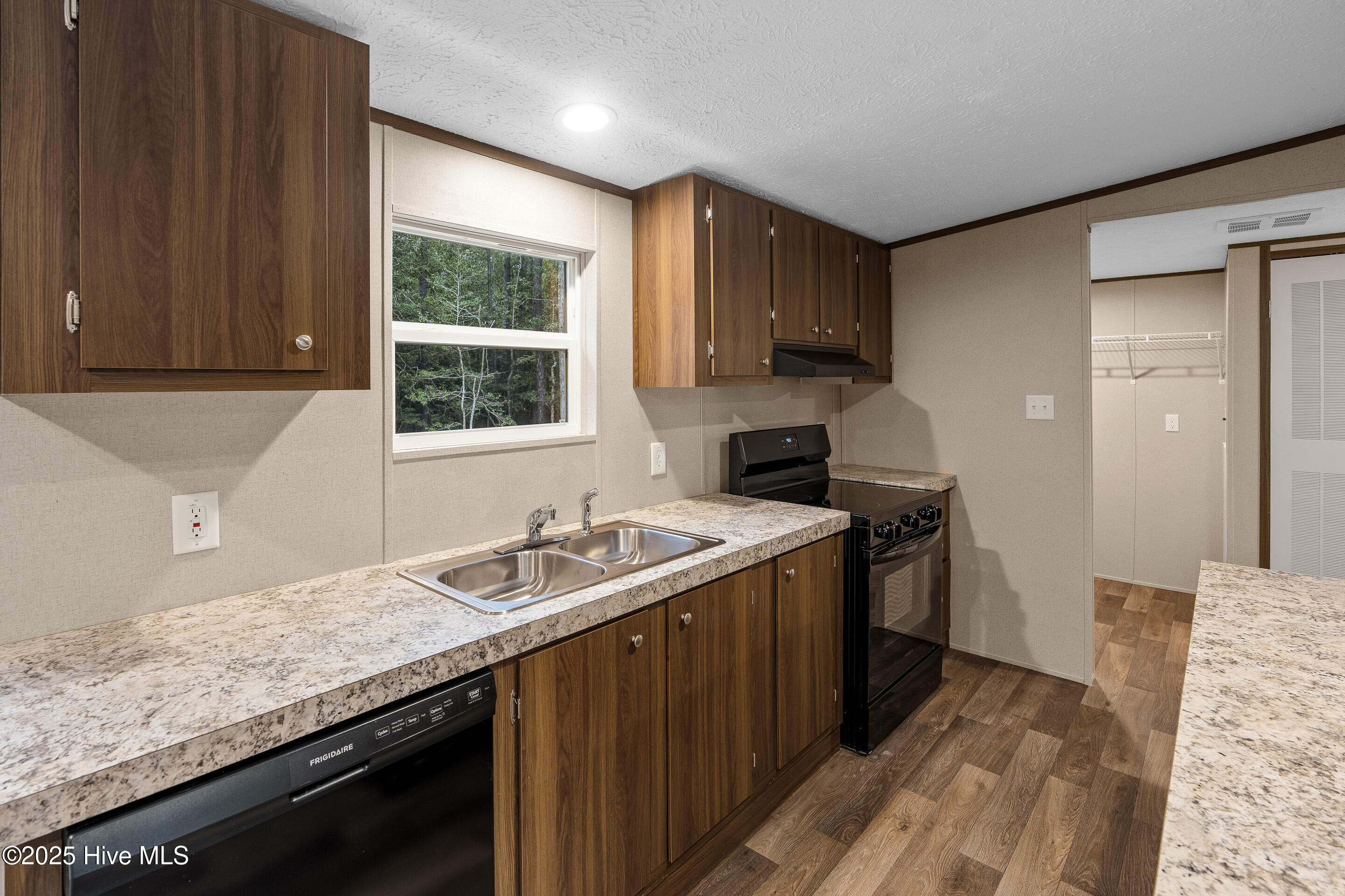 100532325 | Photo 14