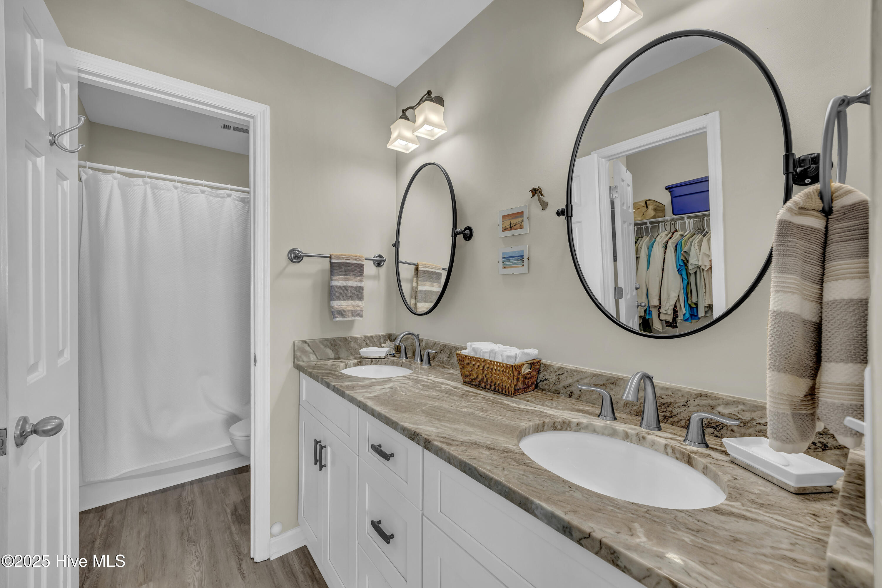 100533444 | Photo 23