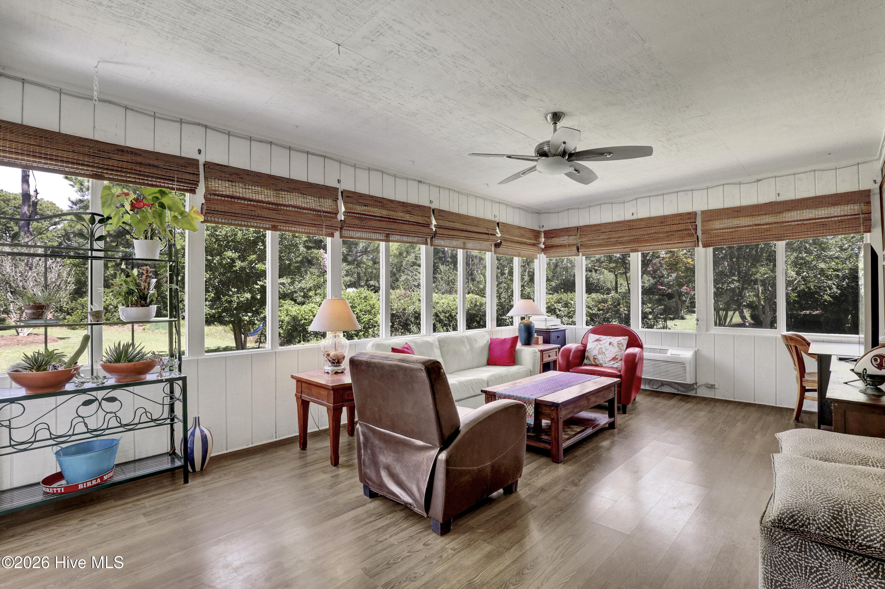 100570450 | Photo 25