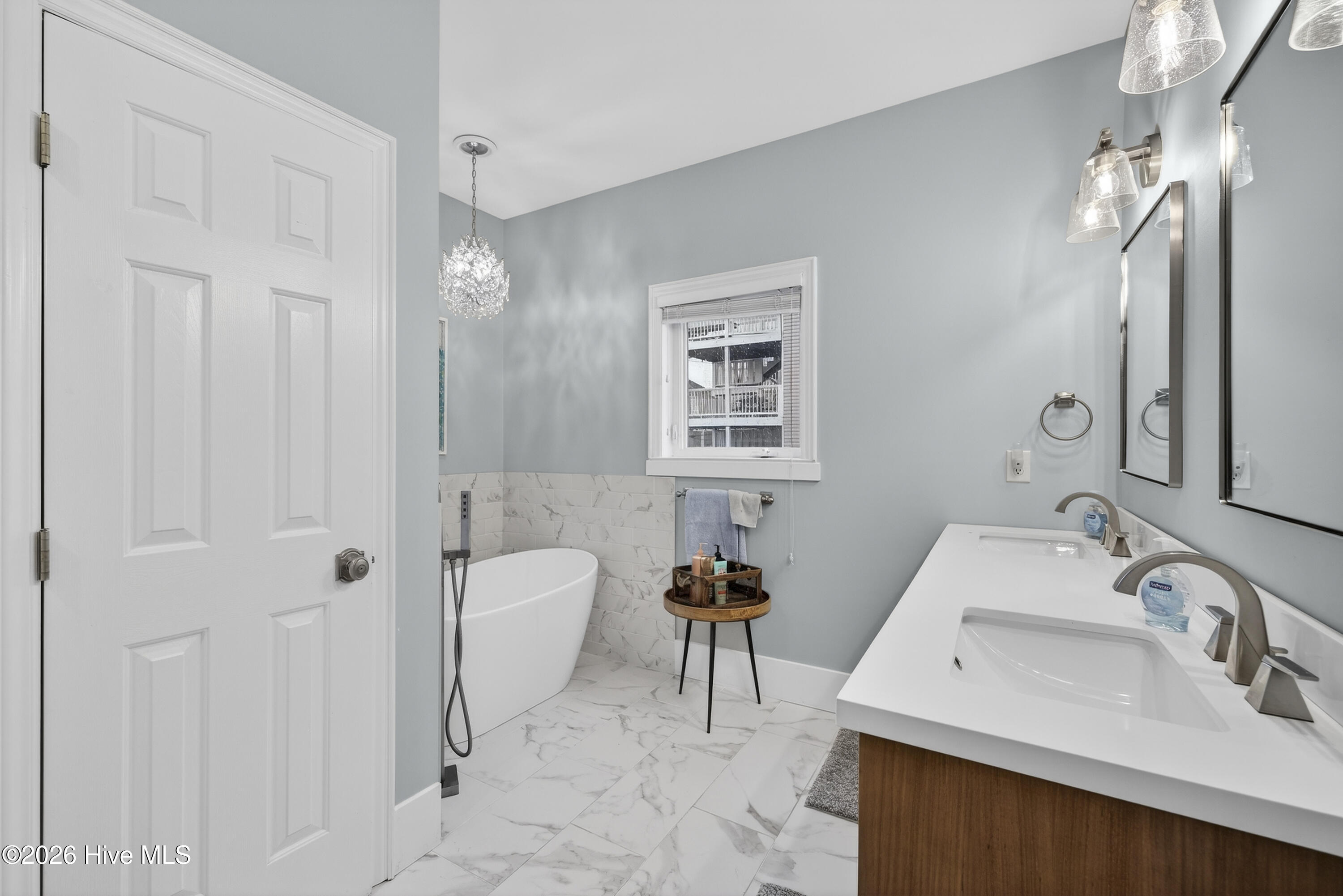 100561786 | Photo 47