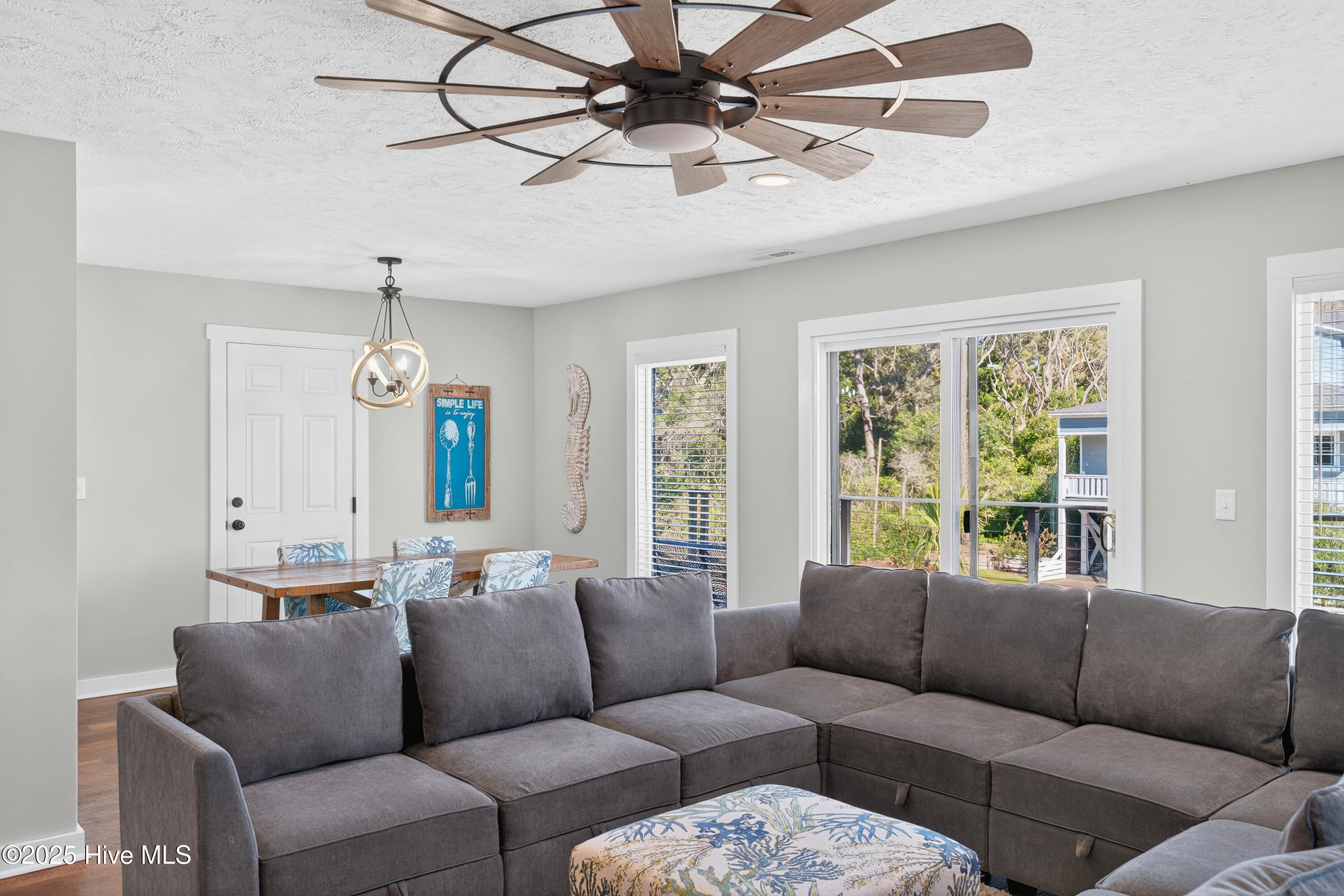 100537887 | Photo 35