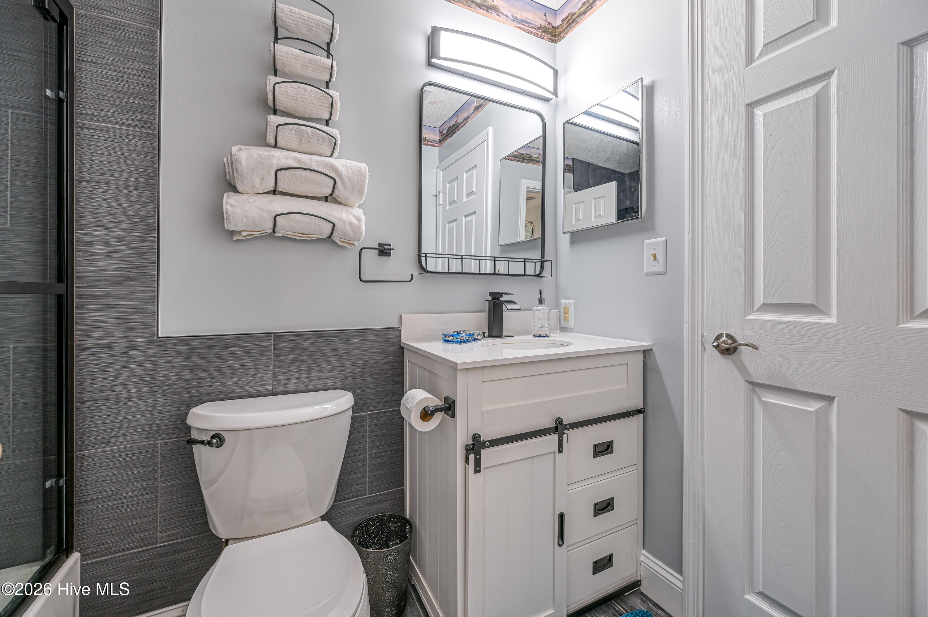 100568256 | Photo 35