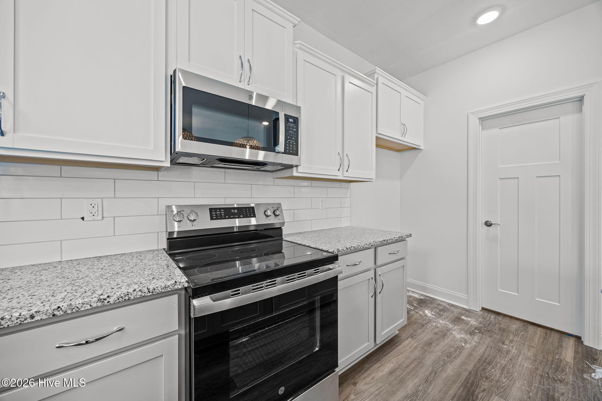 100528715 | Photo 16