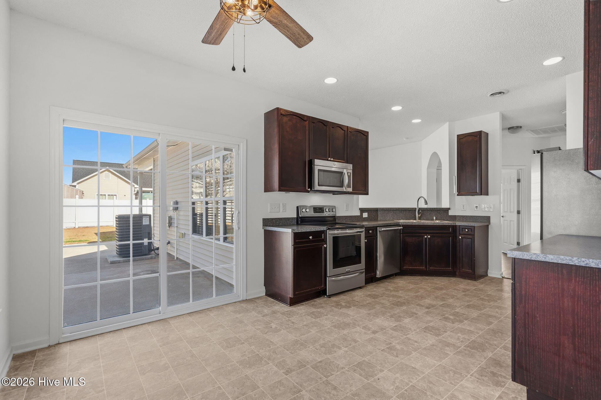 100549107 | Photo 14