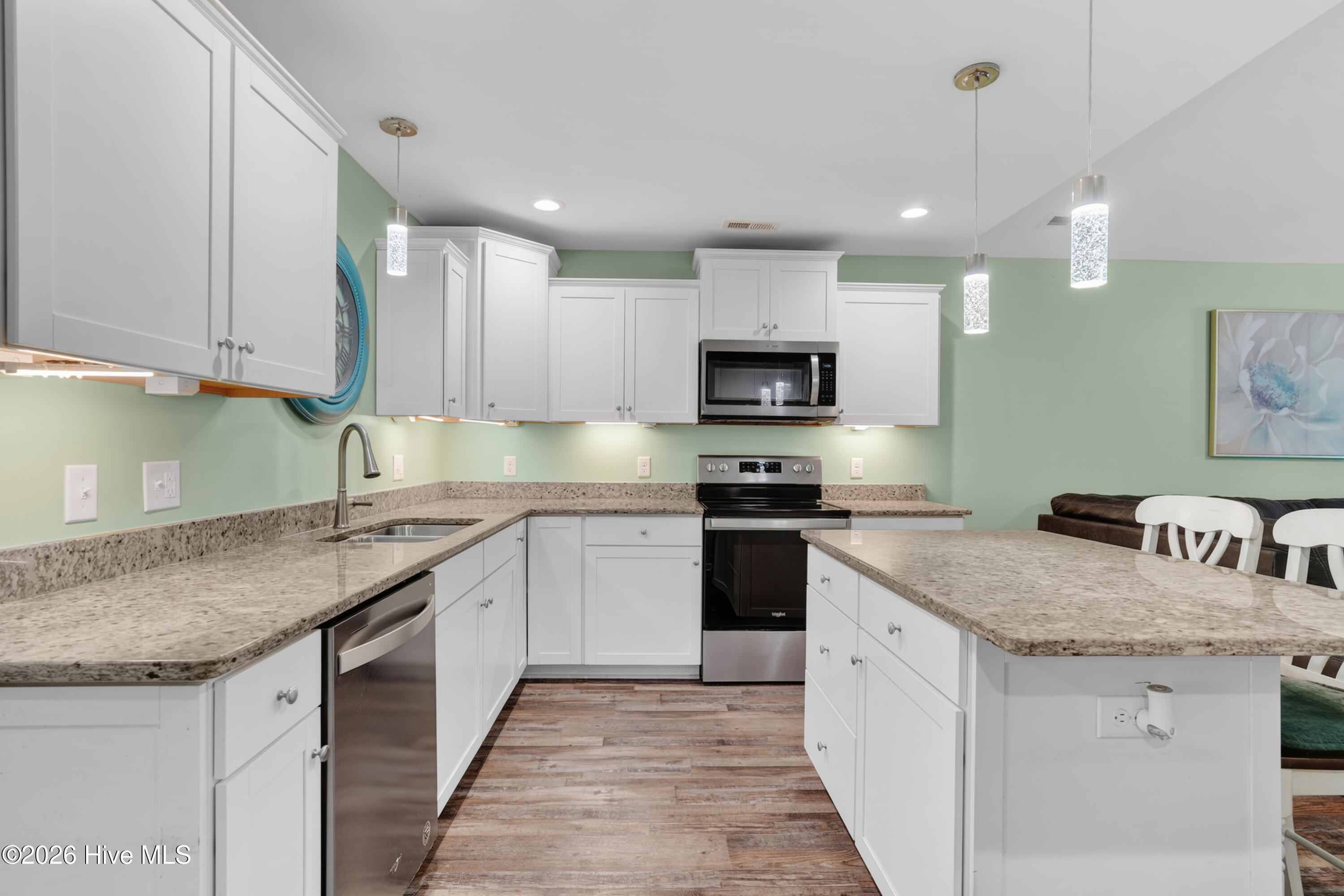 100570645 | Photo 14