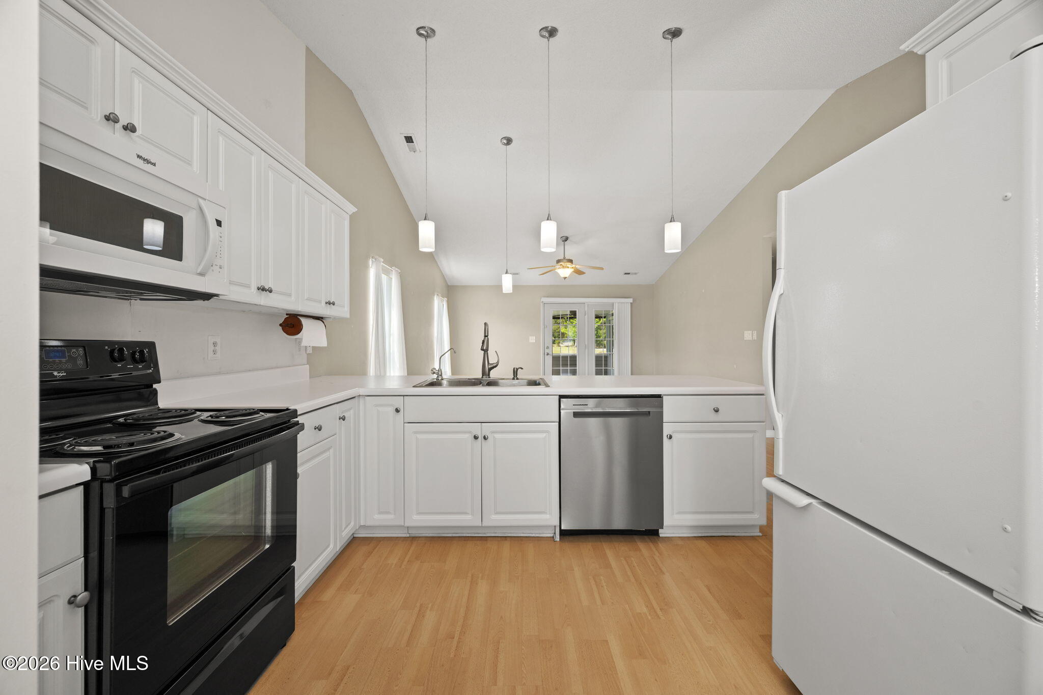 100568088 | Photo 14