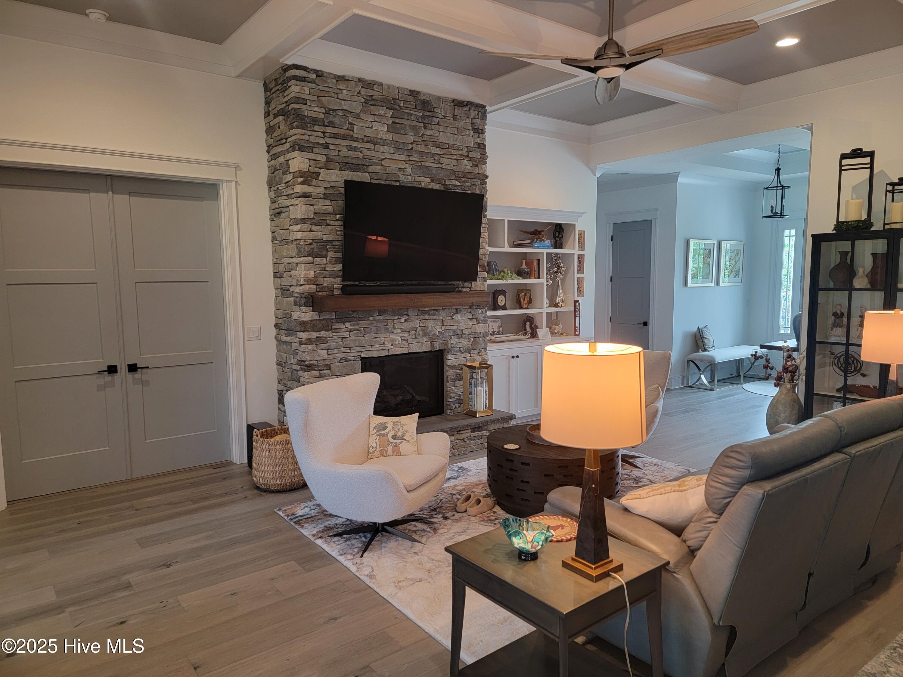 100547698 | Photo 15