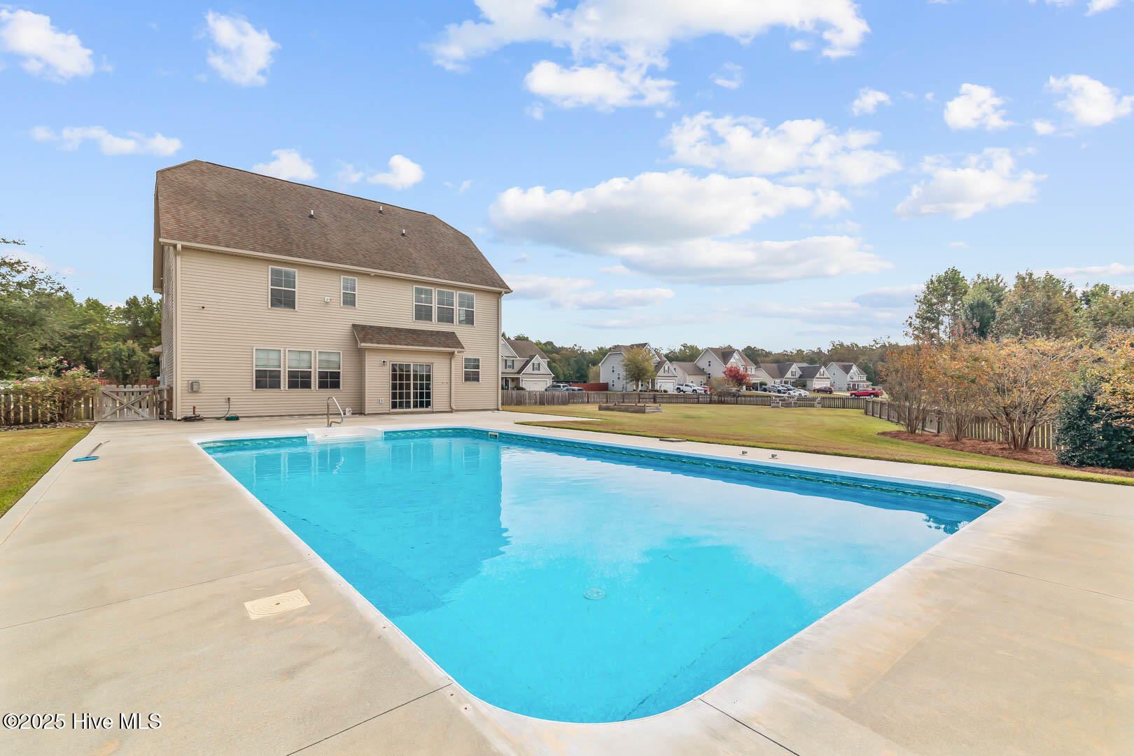 100532827 | Photo 64