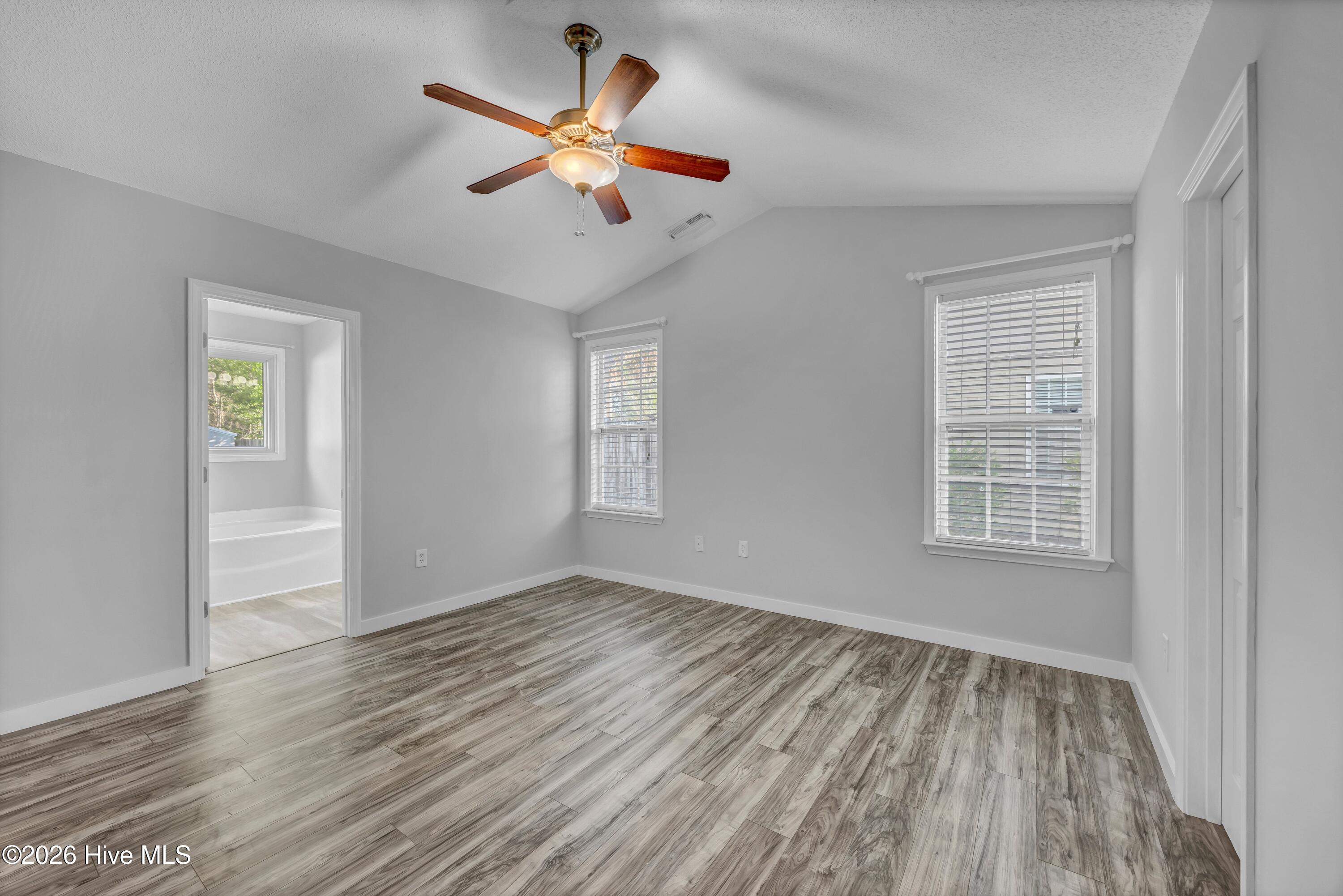 100560995 | Photo 14