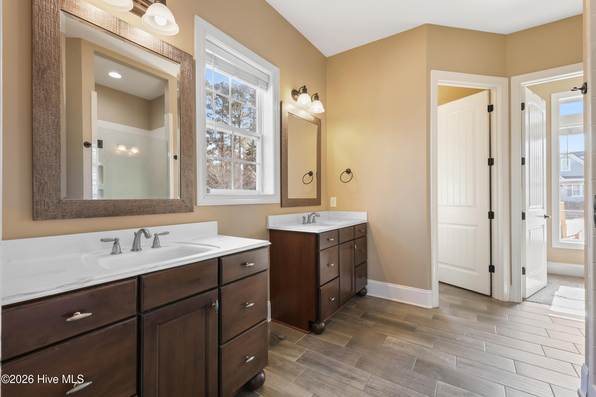 100554068 | Photo 32