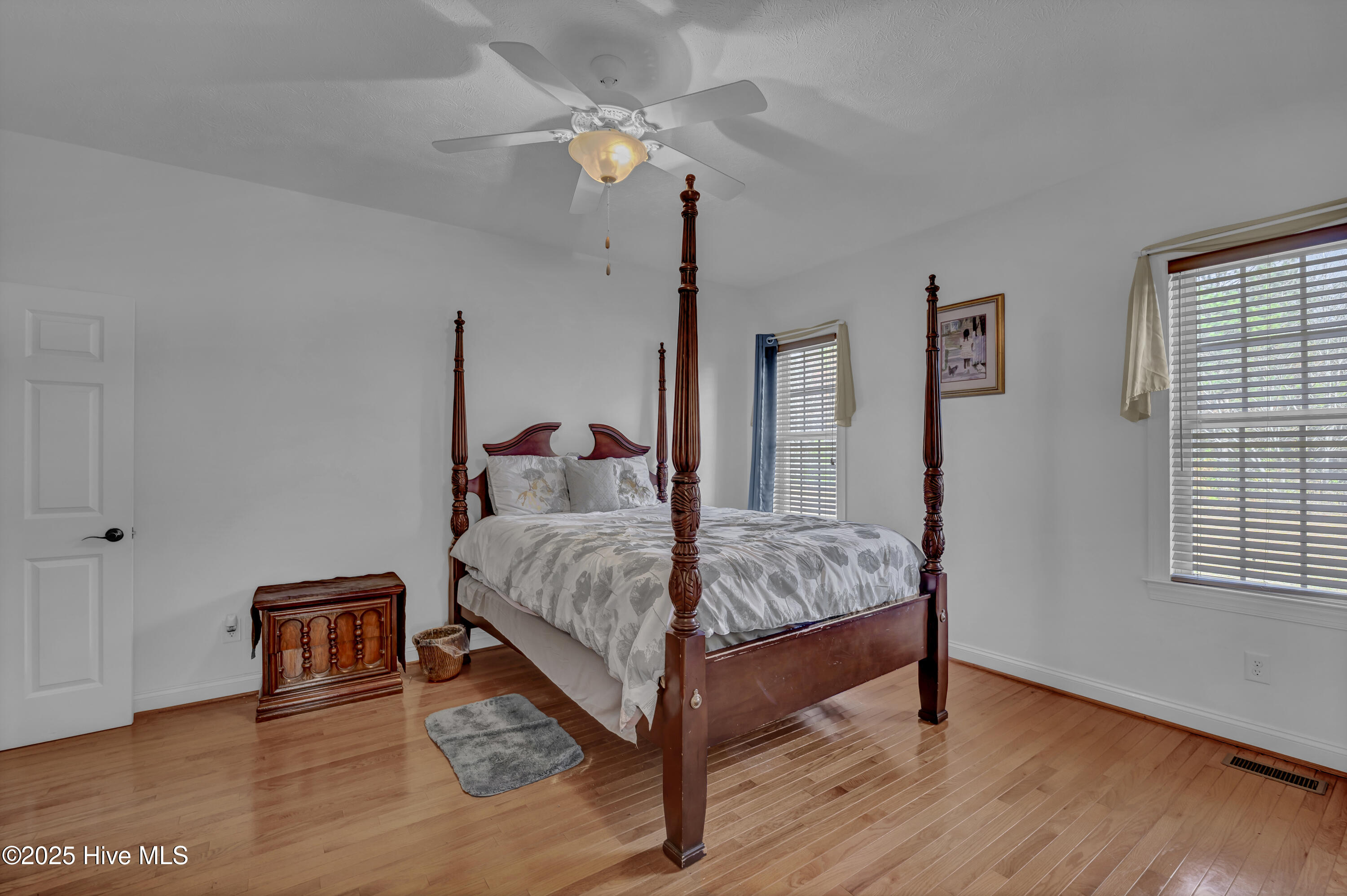 100545999 | Photo 19