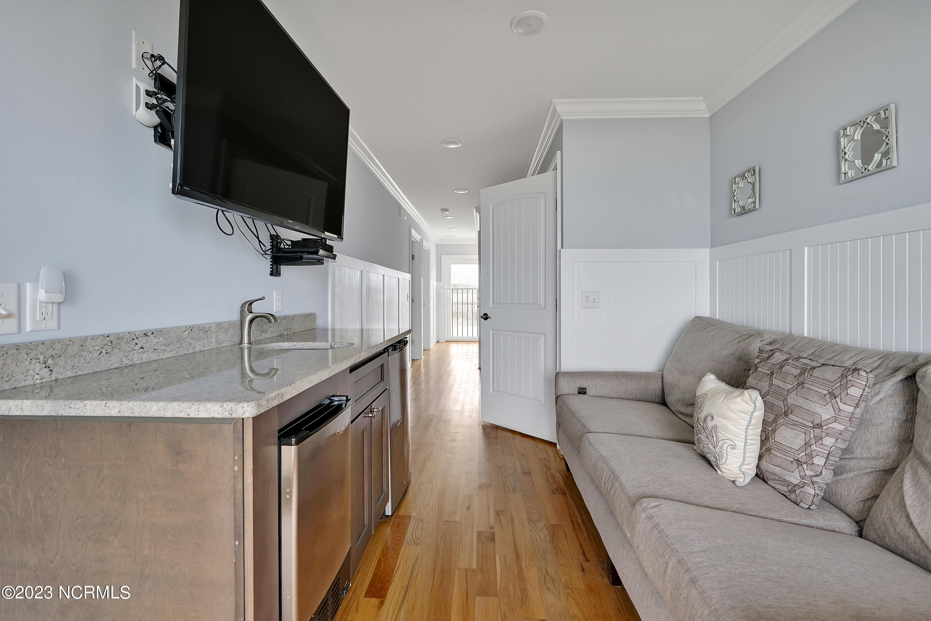 100558730 | Photo 46