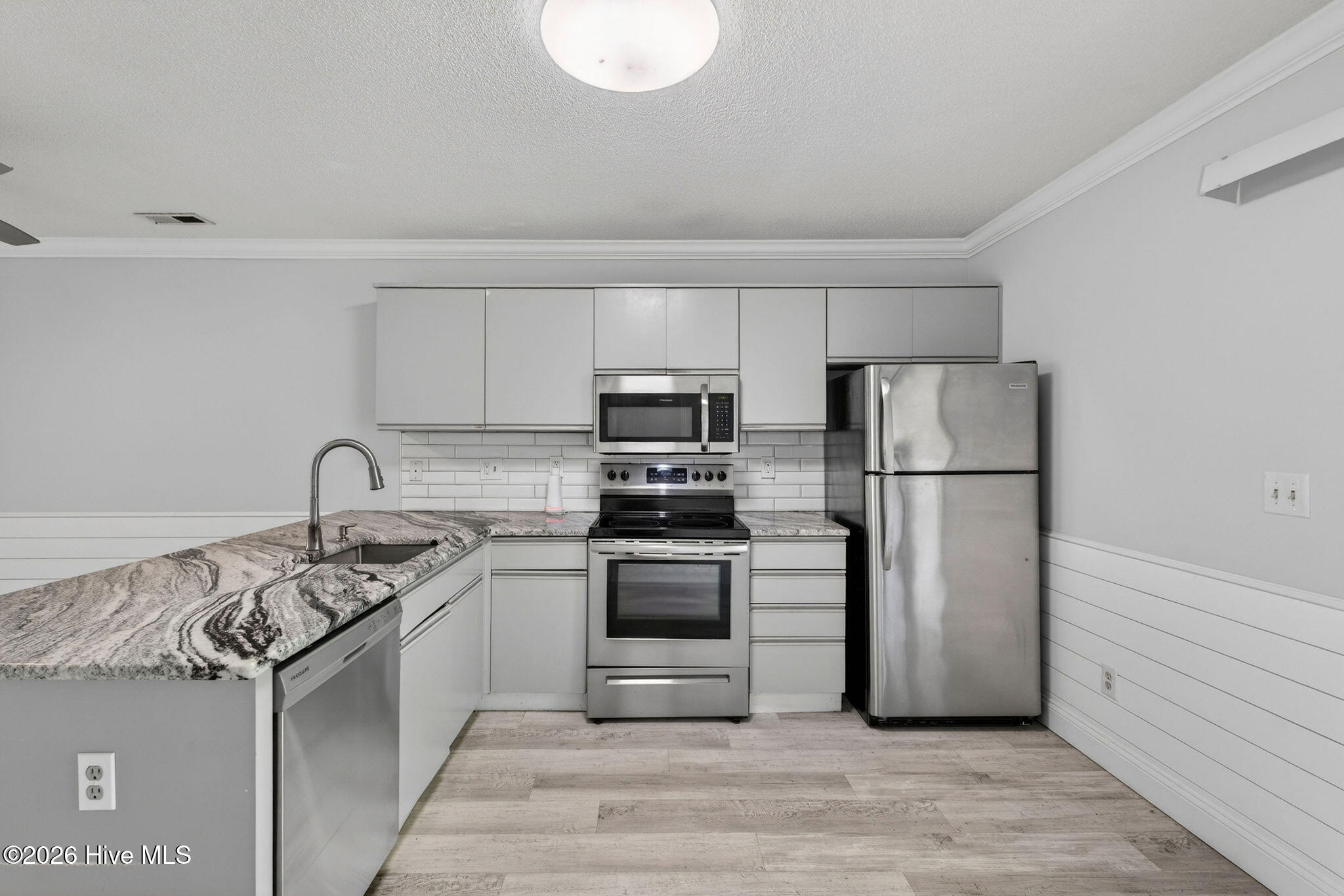 100569384 | Photo 11