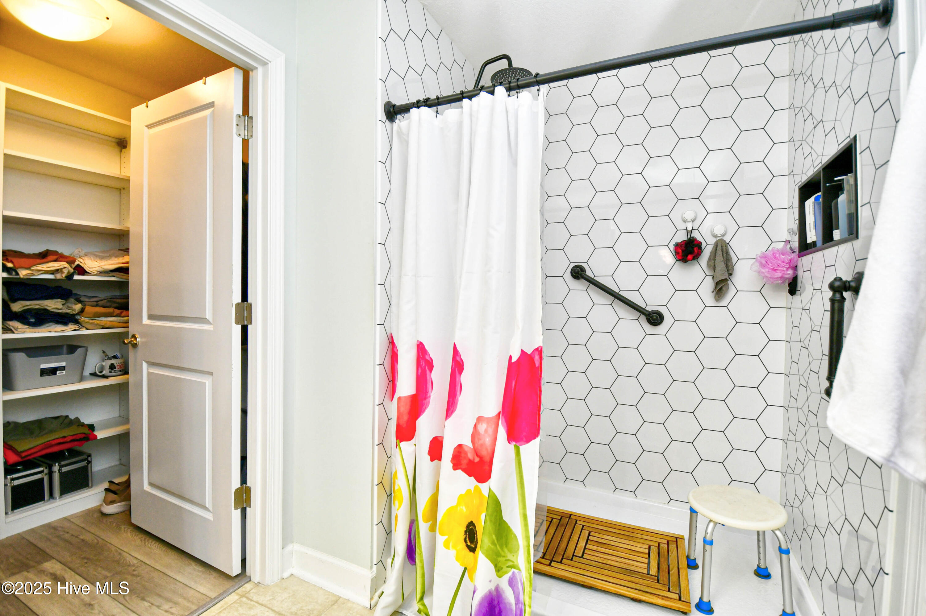 100523607 | Photo 23