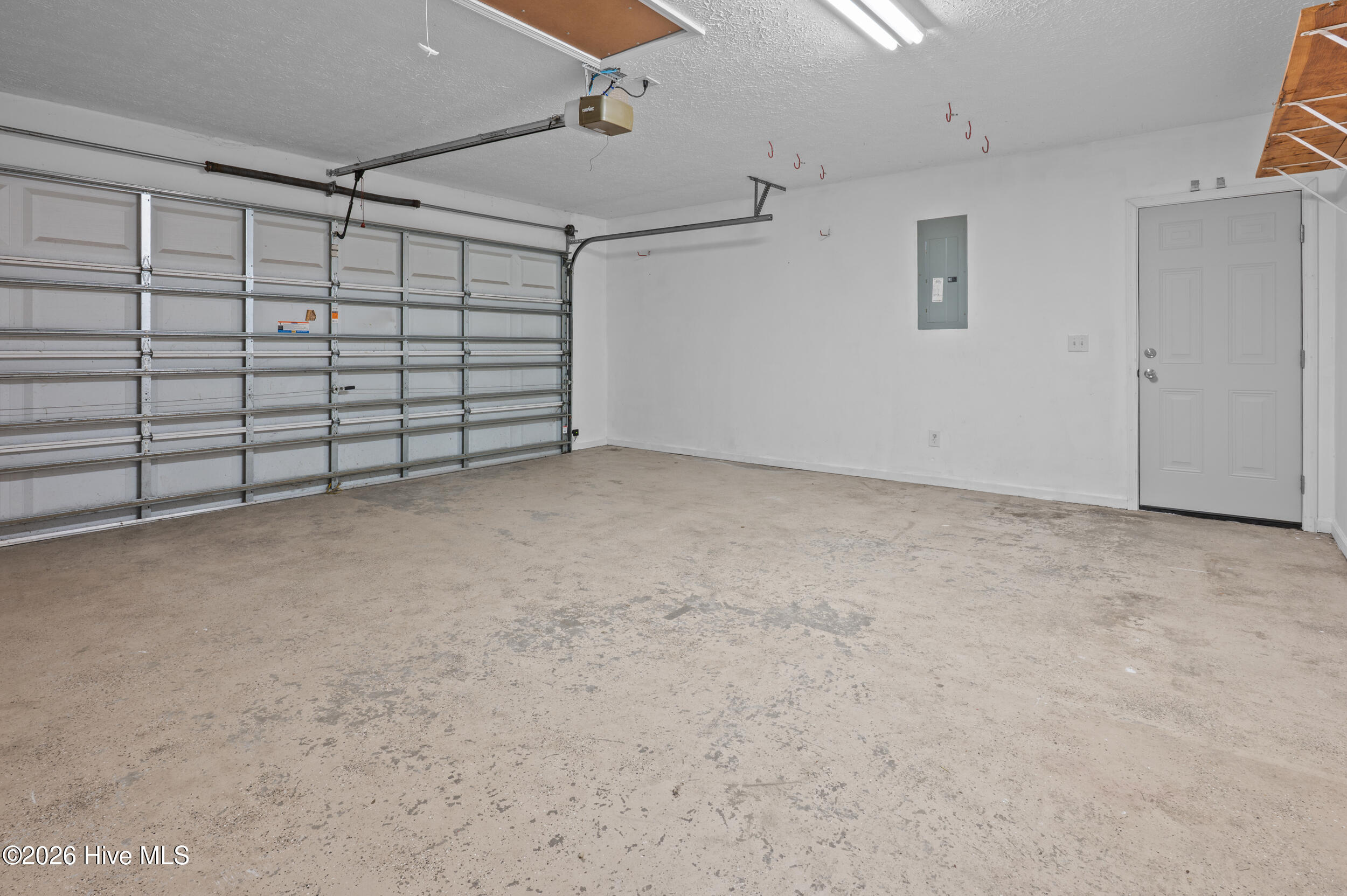 100562956 | Photo 31