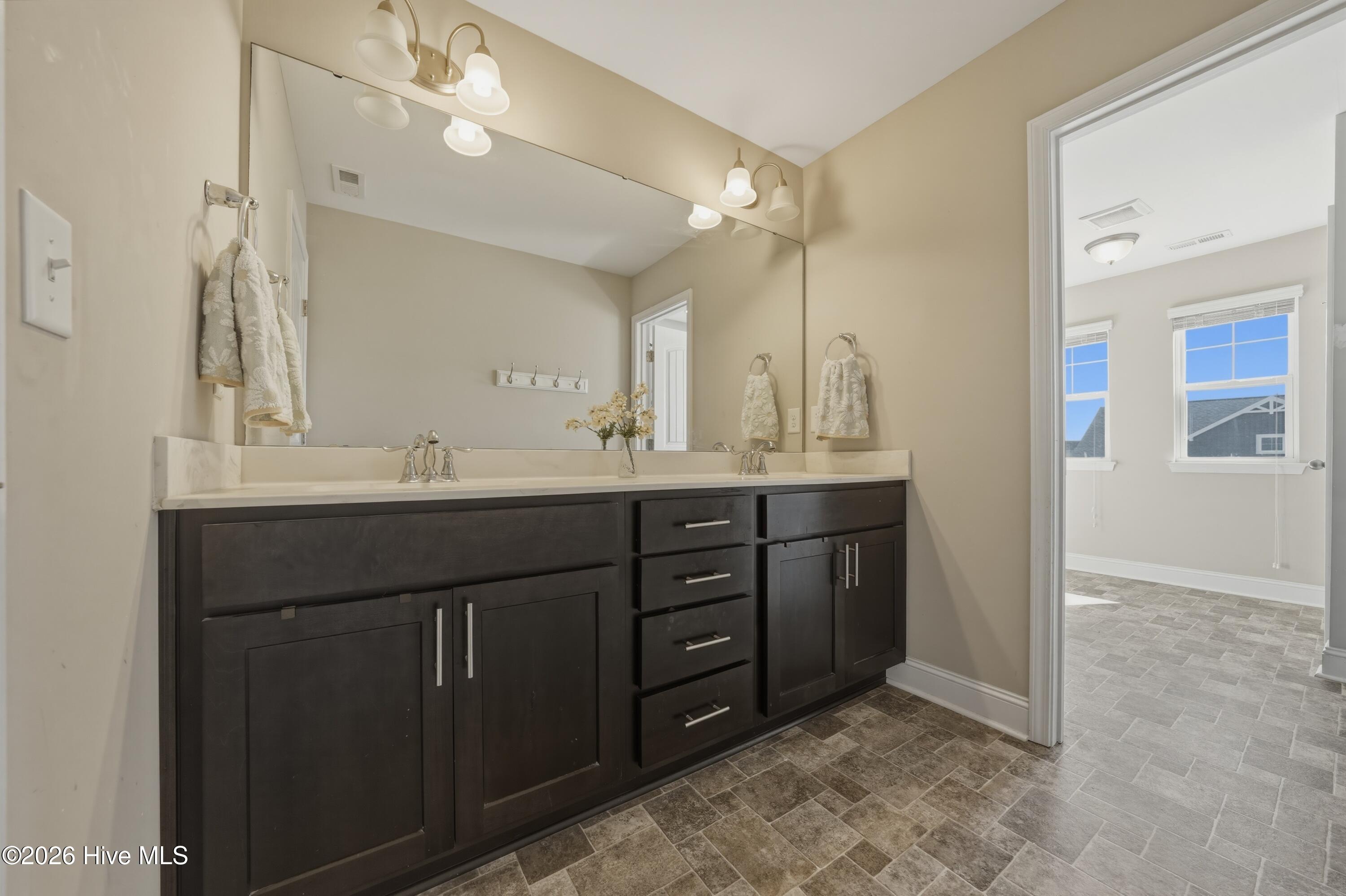 100557354 | Photo 57