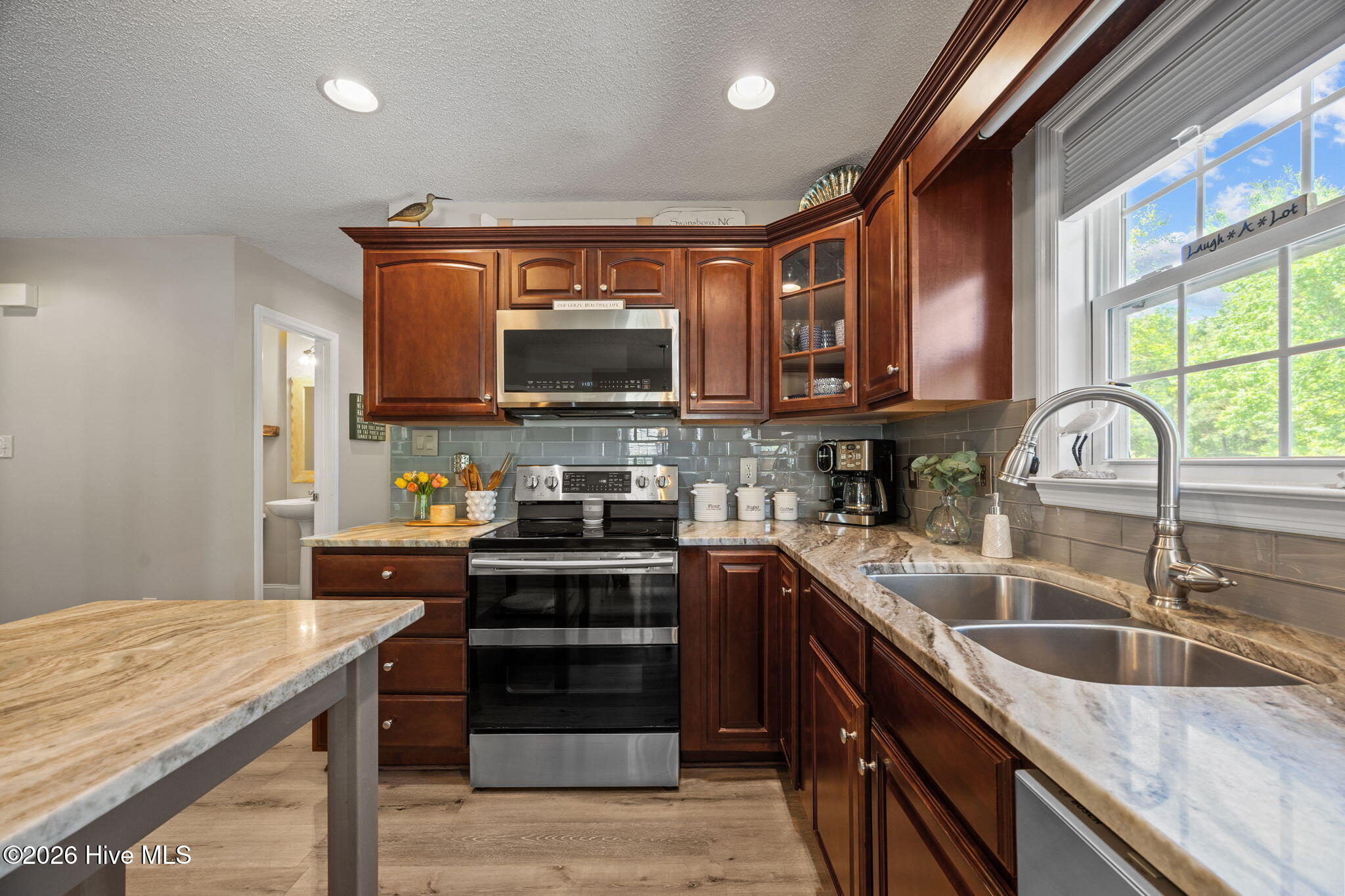 100568672 | Photo 26