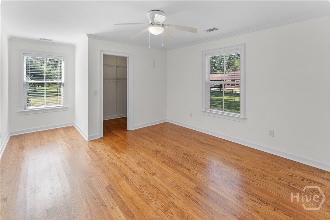 Additional guest bedroom
