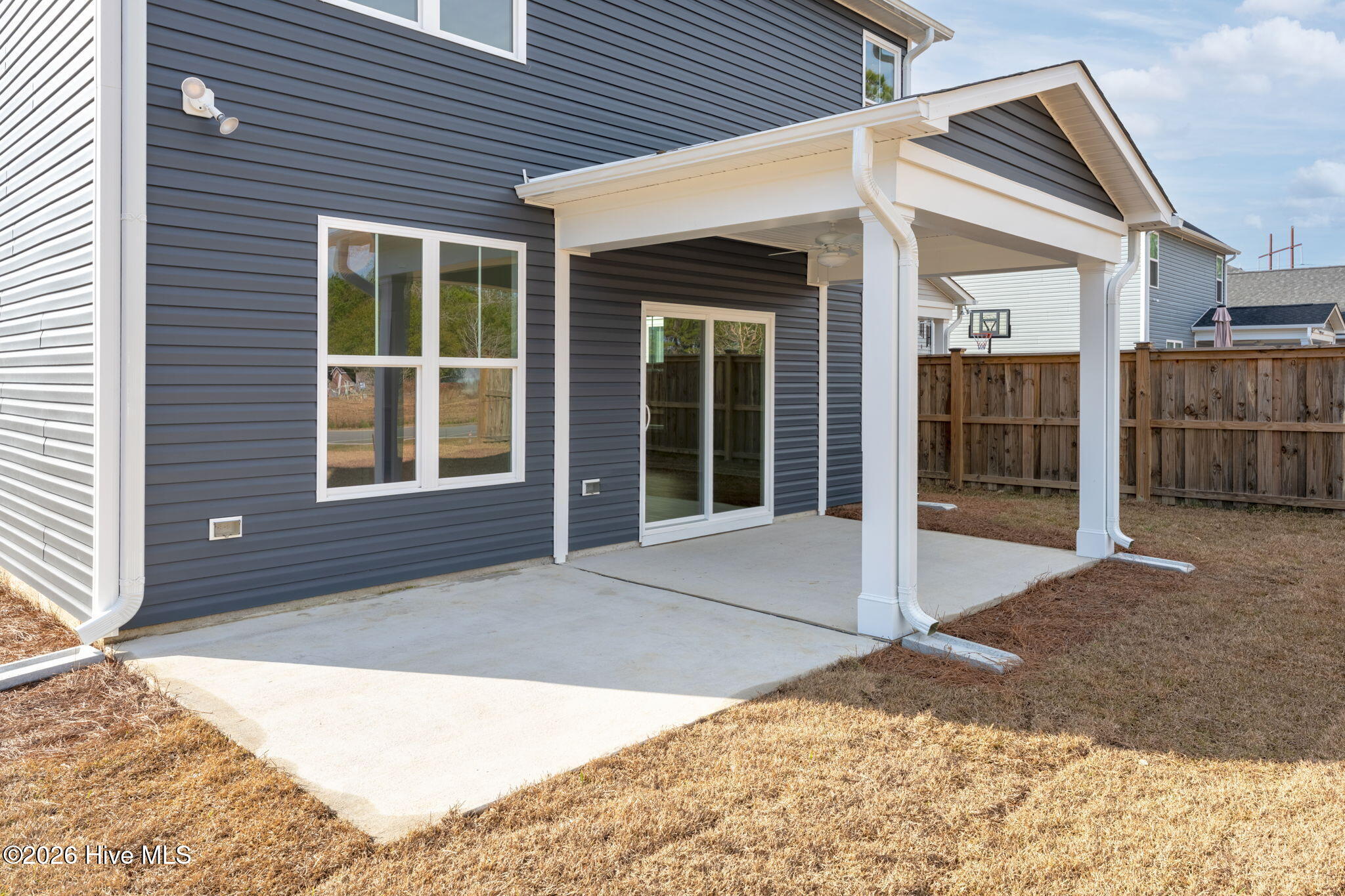 100548348 | Photo 19